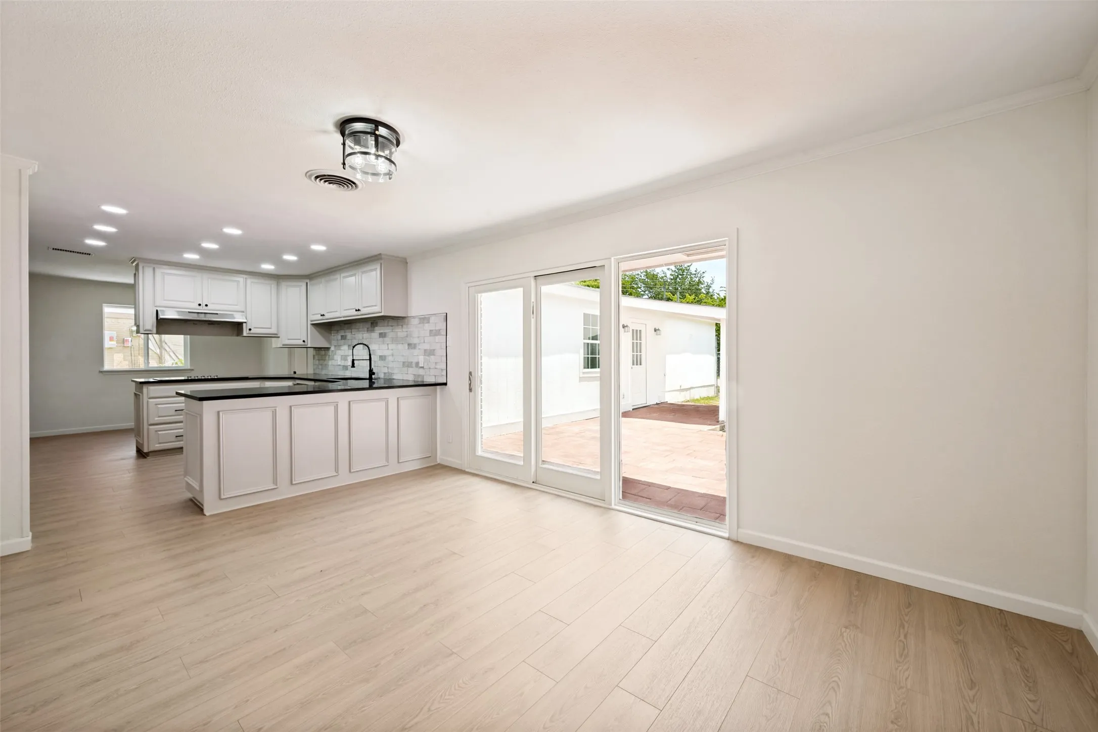Single Family Residence For Sale in Tarrant County , 1717 Monaco Drive, Arlington, Texas 76010, 4 Bedroom, 3 Bathroom, 2 Garage spaces, 2,777 Sqft, built in 1959, mls#21315685, Real Estate Agent in Arlington, Homes For Sale in Tarrant county, Homes For Sale in Arlington, Realtor in Arlington Texas, Real Estate Brokerage Independent Realty Texas, Luminita Cordes Realtor