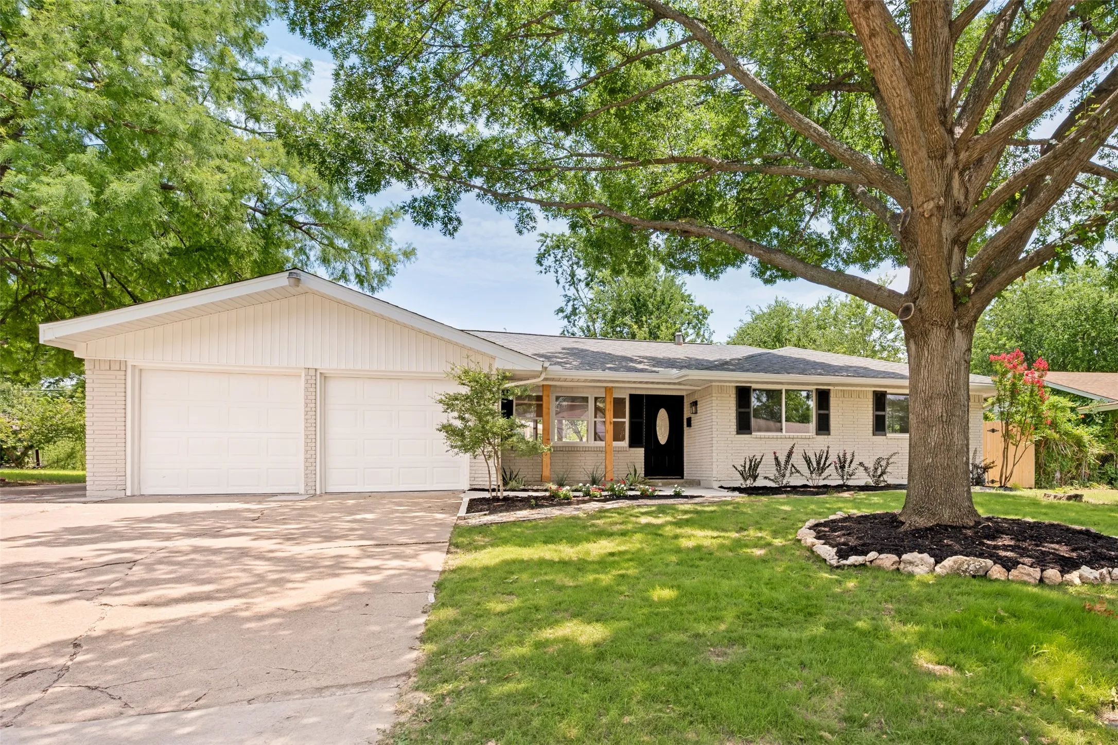 Single Family Residence For Sale in Tarrant County , 1717 Monaco Drive, Arlington, Texas 76010, 4 Bedroom, 3 Bathroom, 2 Garage spaces, 2,777 Sqft, built in 1959, mls#21315685, Real Estate Agent in Arlington, Homes For Sale in Tarrant county, Homes For Sale in Arlington, Realtor in Arlington Texas, Real Estate Brokerage Independent Realty Texas, Luminita Cordes Realtor