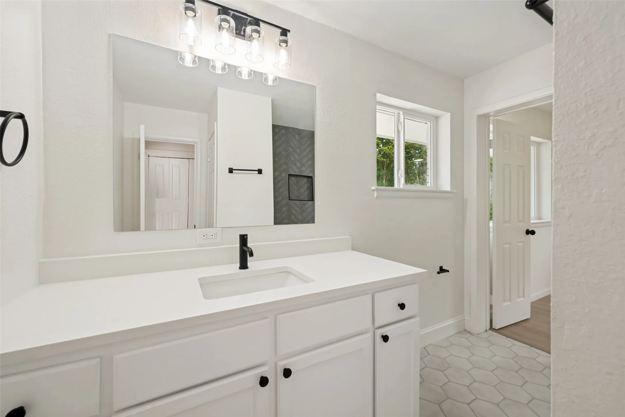 Single Family Residence For Sale in Tarrant County , 1717 Monaco Drive, Arlington, Texas 76010, 4 Bedroom, 3 Bathroom, 2 Garage spaces, 2,777 Sqft, built in 1959, mls#21315685, Real Estate Agent in Arlington, Homes For Sale in Tarrant county, Homes For Sale in Arlington, Realtor in Arlington Texas, Real Estate Brokerage Independent Realty Texas, Luminita Cordes Realtor