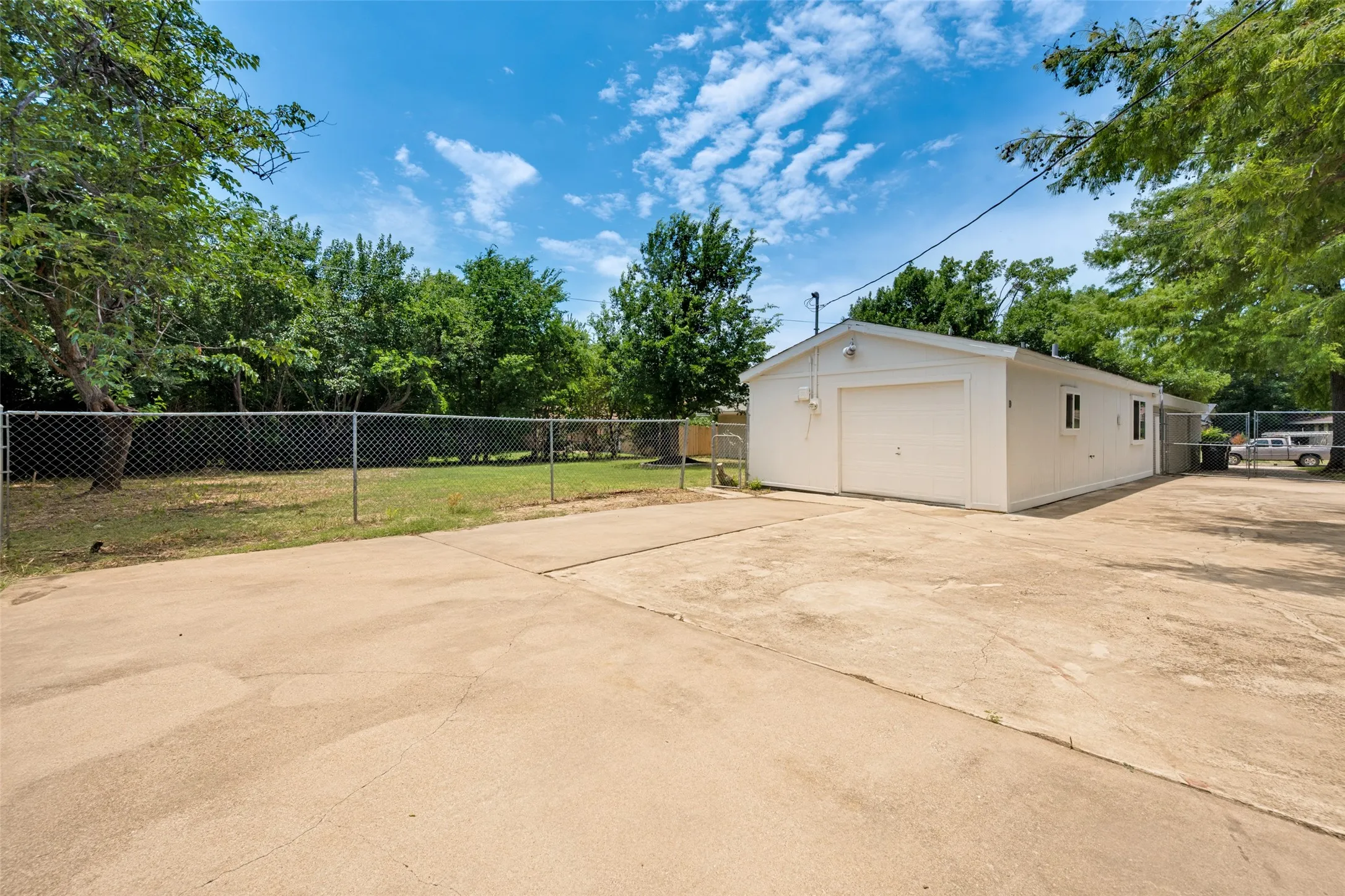 Single Family Residence For Sale in Tarrant County , 1717 Monaco Drive, Arlington, Texas 76010, 4 Bedroom, 3 Bathroom, 2 Garage spaces, 2,777 Sqft, built in 1959, mls#21315685, Real Estate Agent in Arlington, Homes For Sale in Tarrant county, Homes For Sale in Arlington, Realtor in Arlington Texas, Real Estate Brokerage Independent Realty Texas, Luminita Cordes Realtor