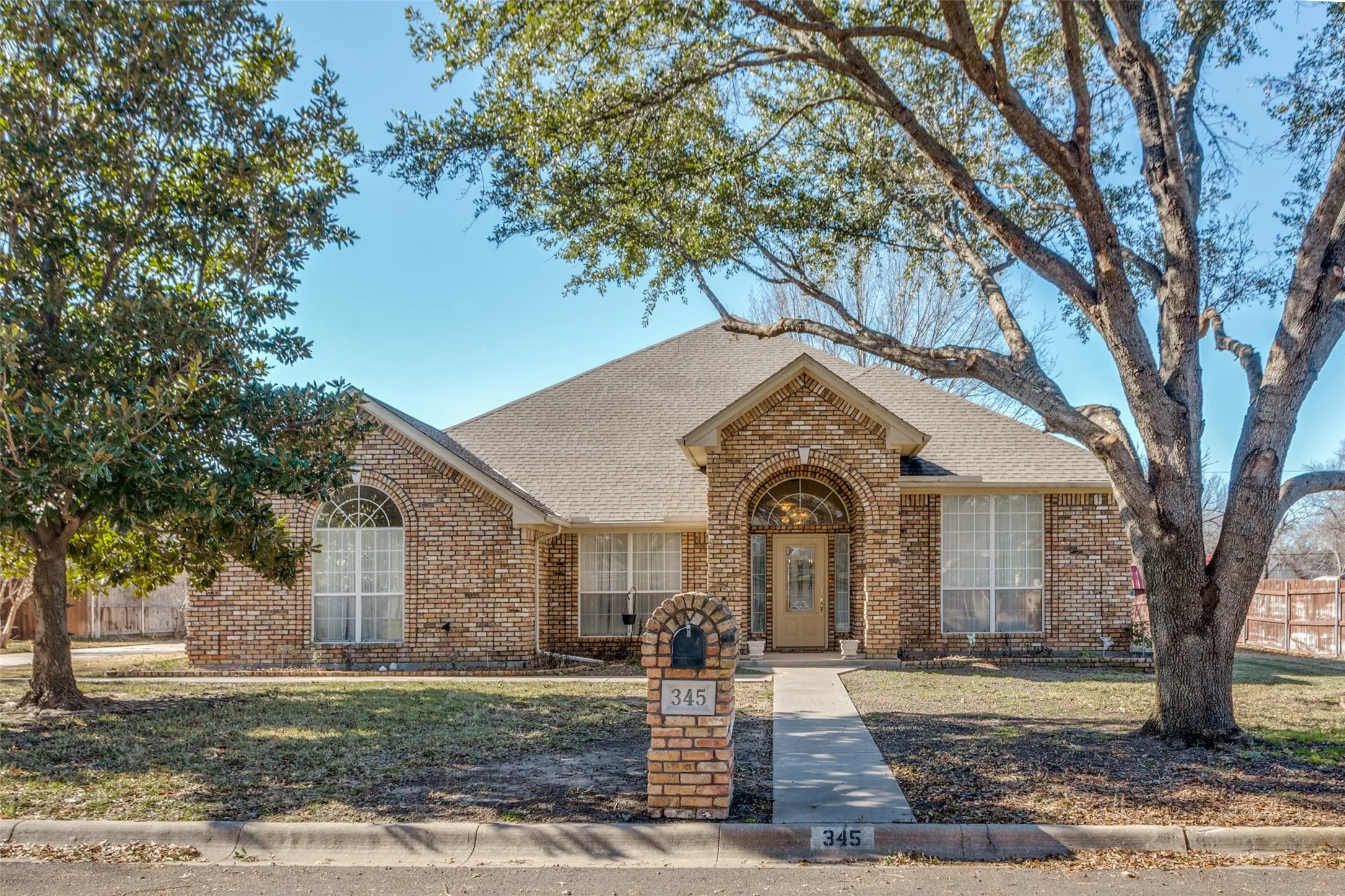 Single Family Residence For Sale in Parker County , 345 Huggins Drive, Springtown, Texas 76082, 4 Bedroom, 3 Bathroom, 2 Garage spaces, 2,455 Sqft, built in 2001, mls#21316852, Real Estate Agent in Springtown, Homes For Sale in Parker county, Homes For Sale in Springtown, Realtor in Springtown Texas, Real Estate Brokerage Independent Realty Texas, Luminita Cordes Realtor