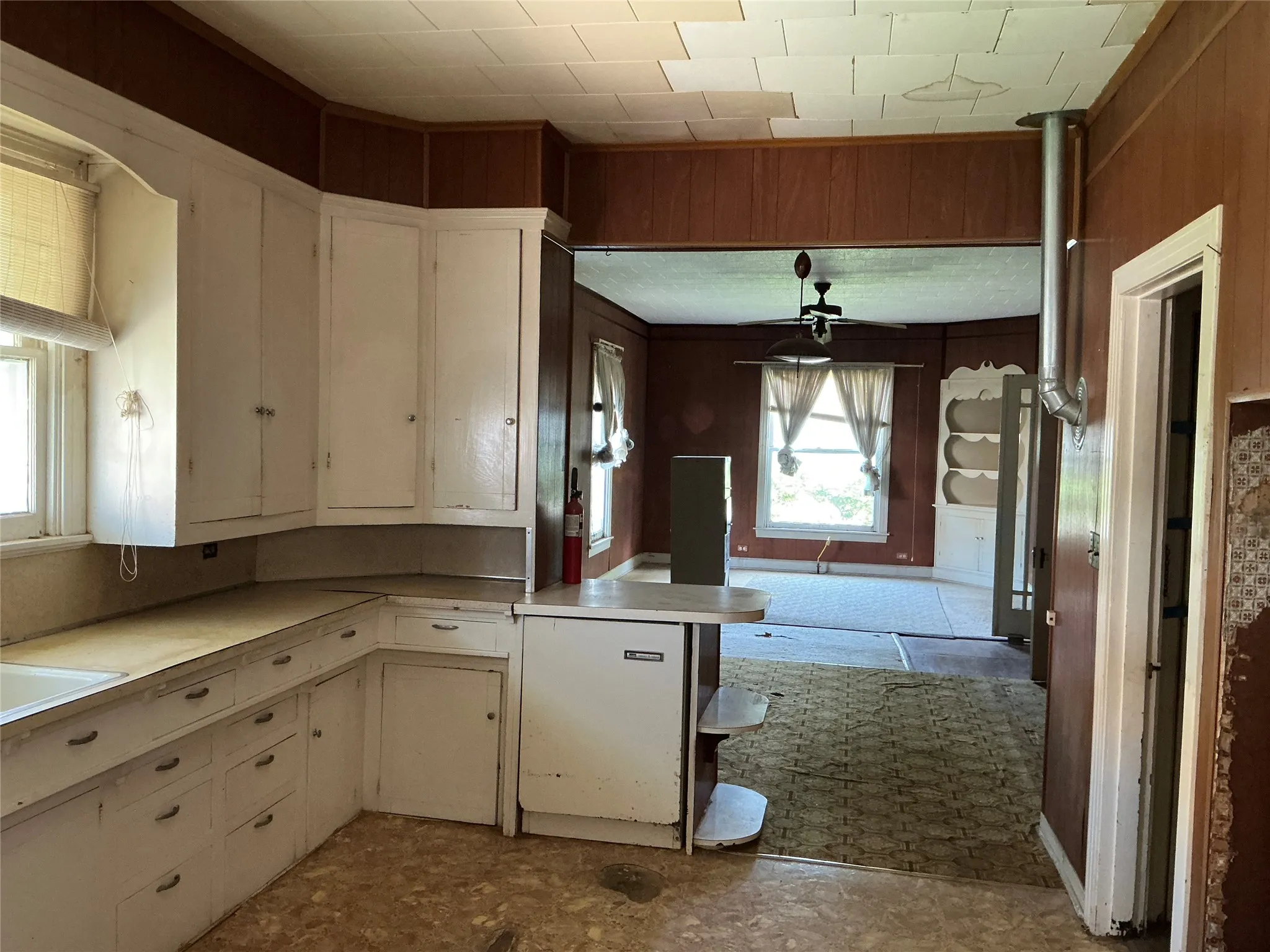 Single Family Residence For Sale in Comanche County , 300 E Grand Avenue, Comanche, Texas 76442, 4 Bedroom, 2 Bathroom, 2 Garage spaces, 2,296 Sqft, built in 1900, mls#21316175, Real Estate Agent in Comanche, Homes For Sale in Comanche county, Homes For Sale in Comanche, Realtor in Comanche Texas, Real Estate Brokerage Independent Realty Texas, Luminita Cordes Realtor