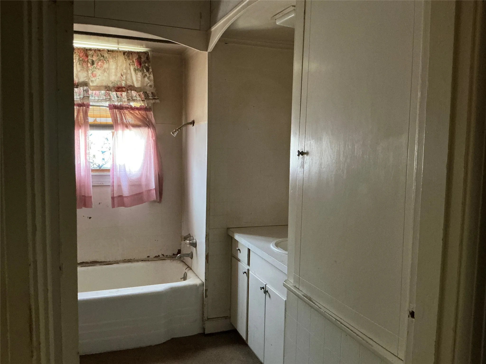 Single Family Residence For Sale in Comanche County , 300 E Grand Avenue, Comanche, Texas 76442, 4 Bedroom, 2 Bathroom, 2 Garage spaces, 2,296 Sqft, built in 1900, mls#21316175, Real Estate Agent in Comanche, Homes For Sale in Comanche county, Homes For Sale in Comanche, Realtor in Comanche Texas, Real Estate Brokerage Independent Realty Texas, Luminita Cordes Realtor