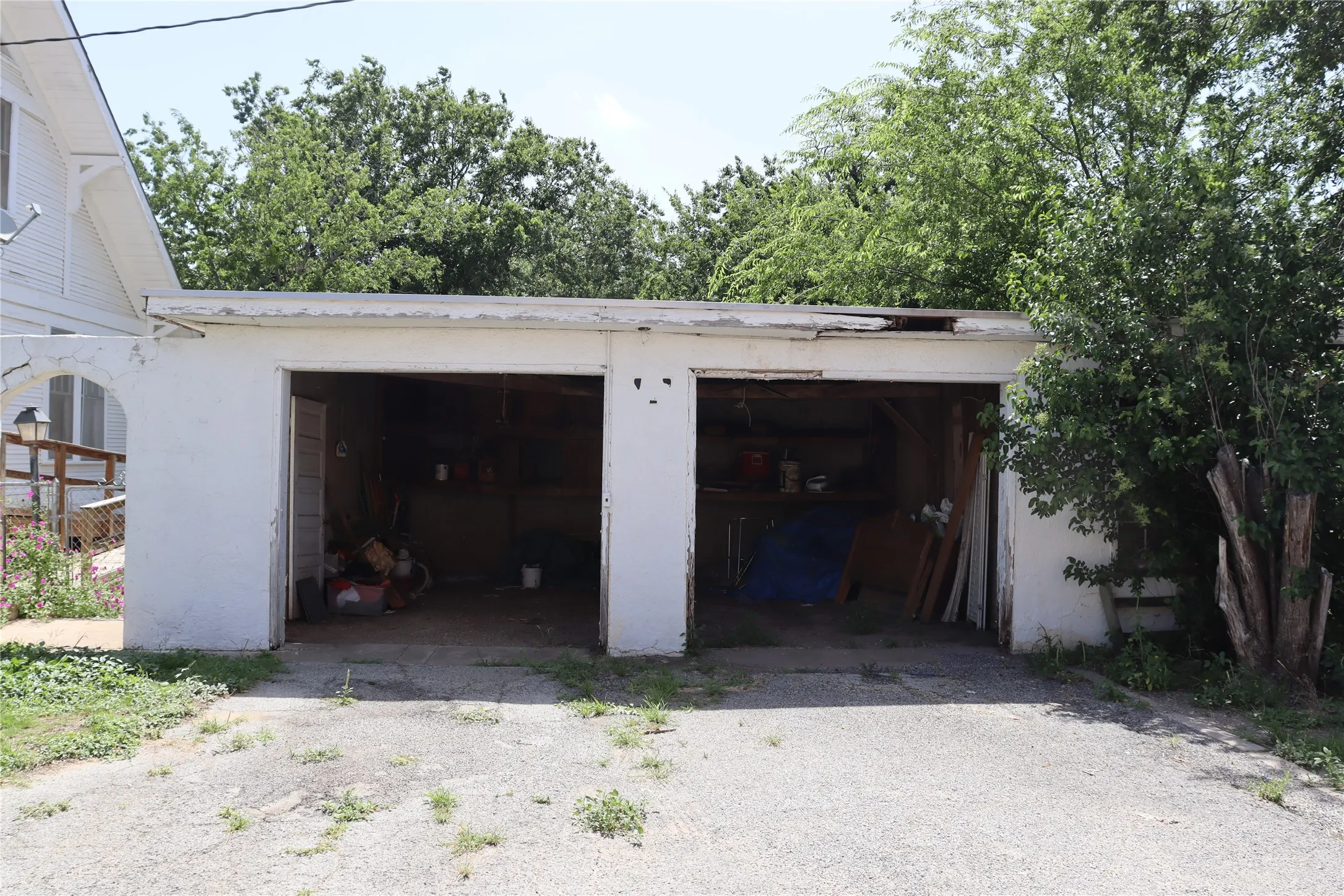 Single Family Residence For Sale in Comanche County , 300 E Grand Avenue, Comanche, Texas 76442, 4 Bedroom, 2 Bathroom, 2 Garage spaces, 2,296 Sqft, built in 1900, mls#21316175, Real Estate Agent in Comanche, Homes For Sale in Comanche county, Homes For Sale in Comanche, Realtor in Comanche Texas, Real Estate Brokerage Independent Realty Texas, Luminita Cordes Realtor