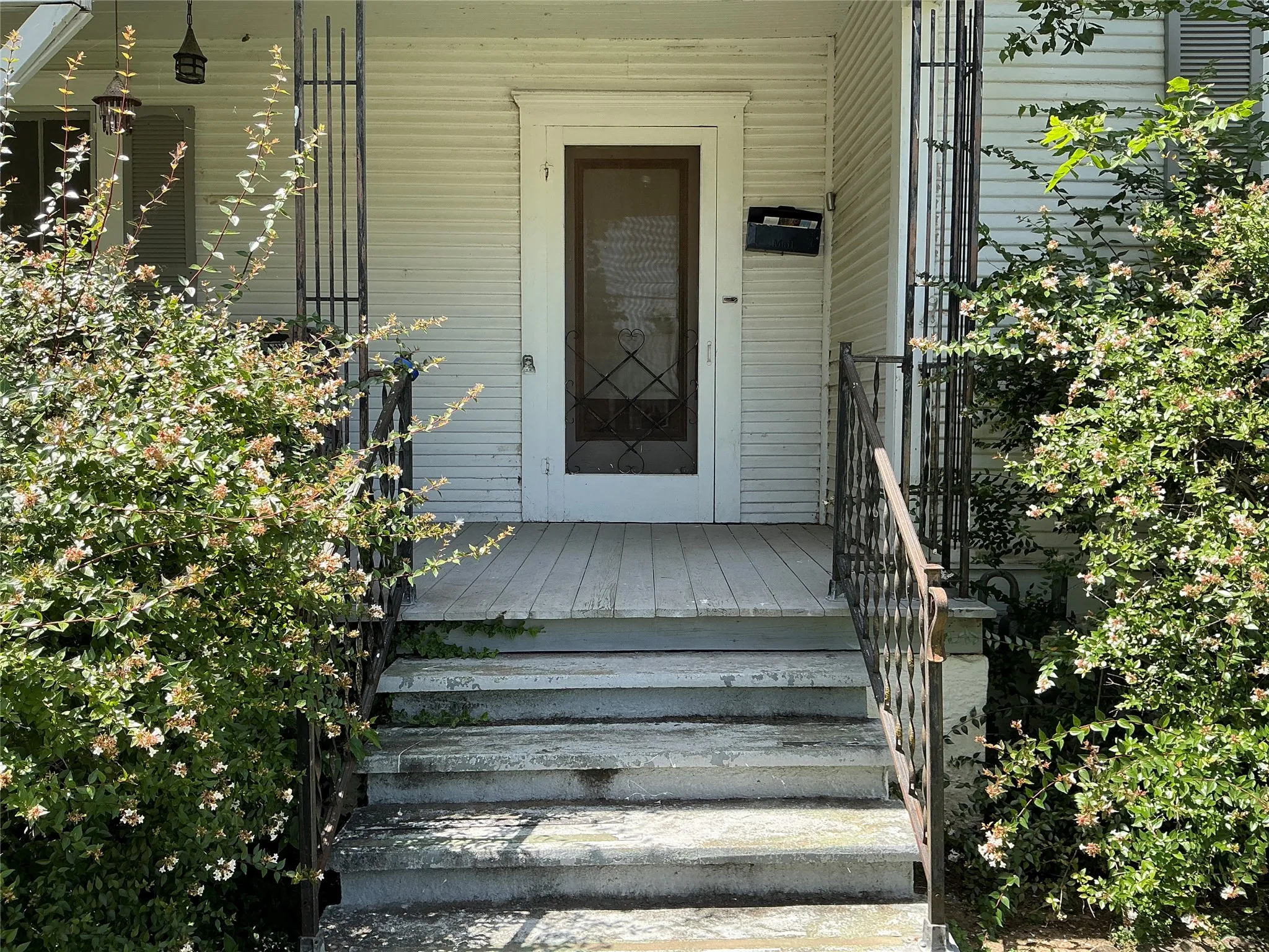 Single Family Residence For Sale in Comanche County , 300 E Grand Avenue, Comanche, Texas 76442, 4 Bedroom, 2 Bathroom, 2 Garage spaces, 2,296 Sqft, built in 1900, mls#21316175, Real Estate Agent in Comanche, Homes For Sale in Comanche county, Homes For Sale in Comanche, Realtor in Comanche Texas, Real Estate Brokerage Independent Realty Texas, Luminita Cordes Realtor