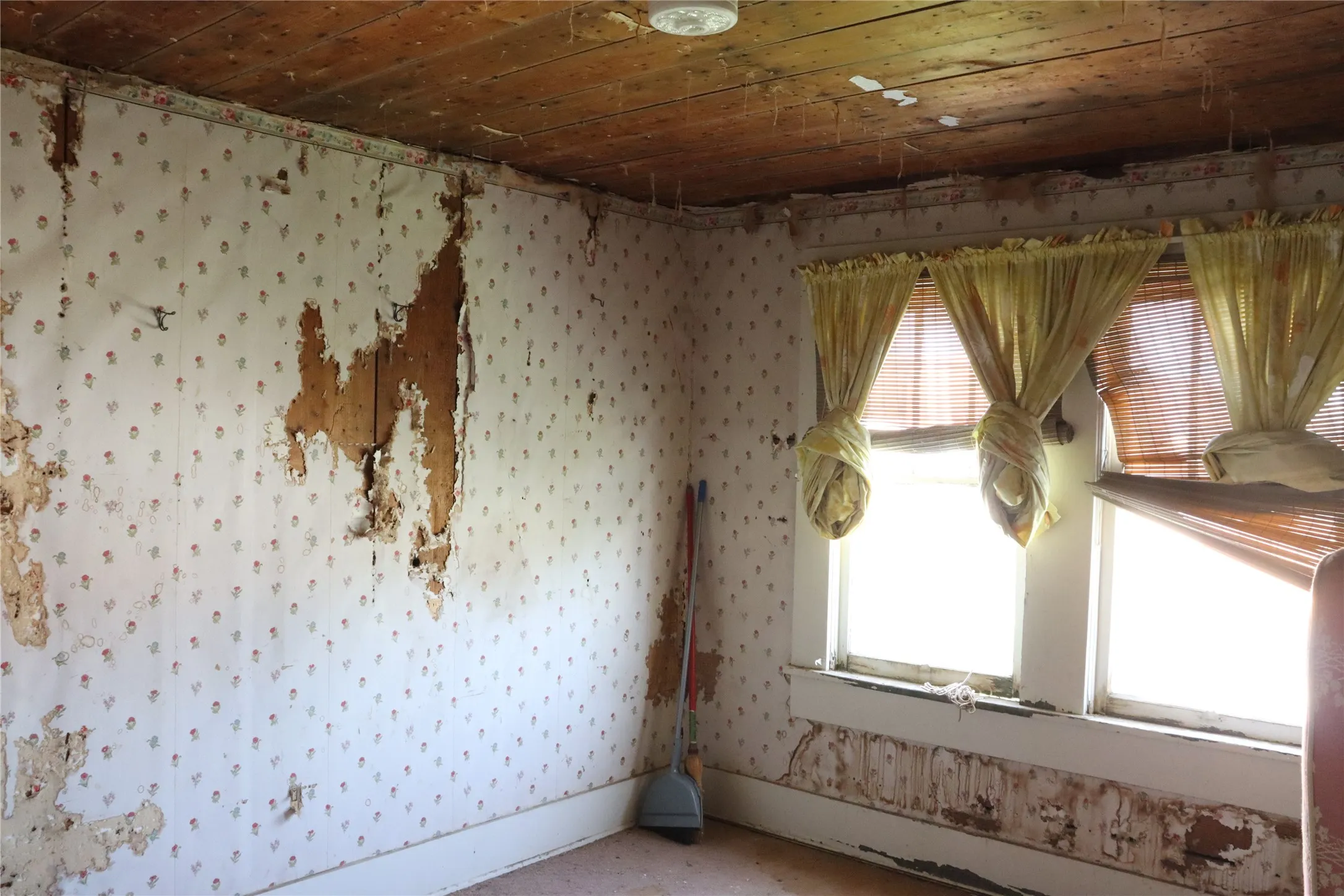 Single Family Residence For Sale in Comanche County , 300 E Grand Avenue, Comanche, Texas 76442, 4 Bedroom, 2 Bathroom, 2 Garage spaces, 2,296 Sqft, built in 1900, mls#21316175, Real Estate Agent in Comanche, Homes For Sale in Comanche county, Homes For Sale in Comanche, Realtor in Comanche Texas, Real Estate Brokerage Independent Realty Texas, Luminita Cordes Realtor