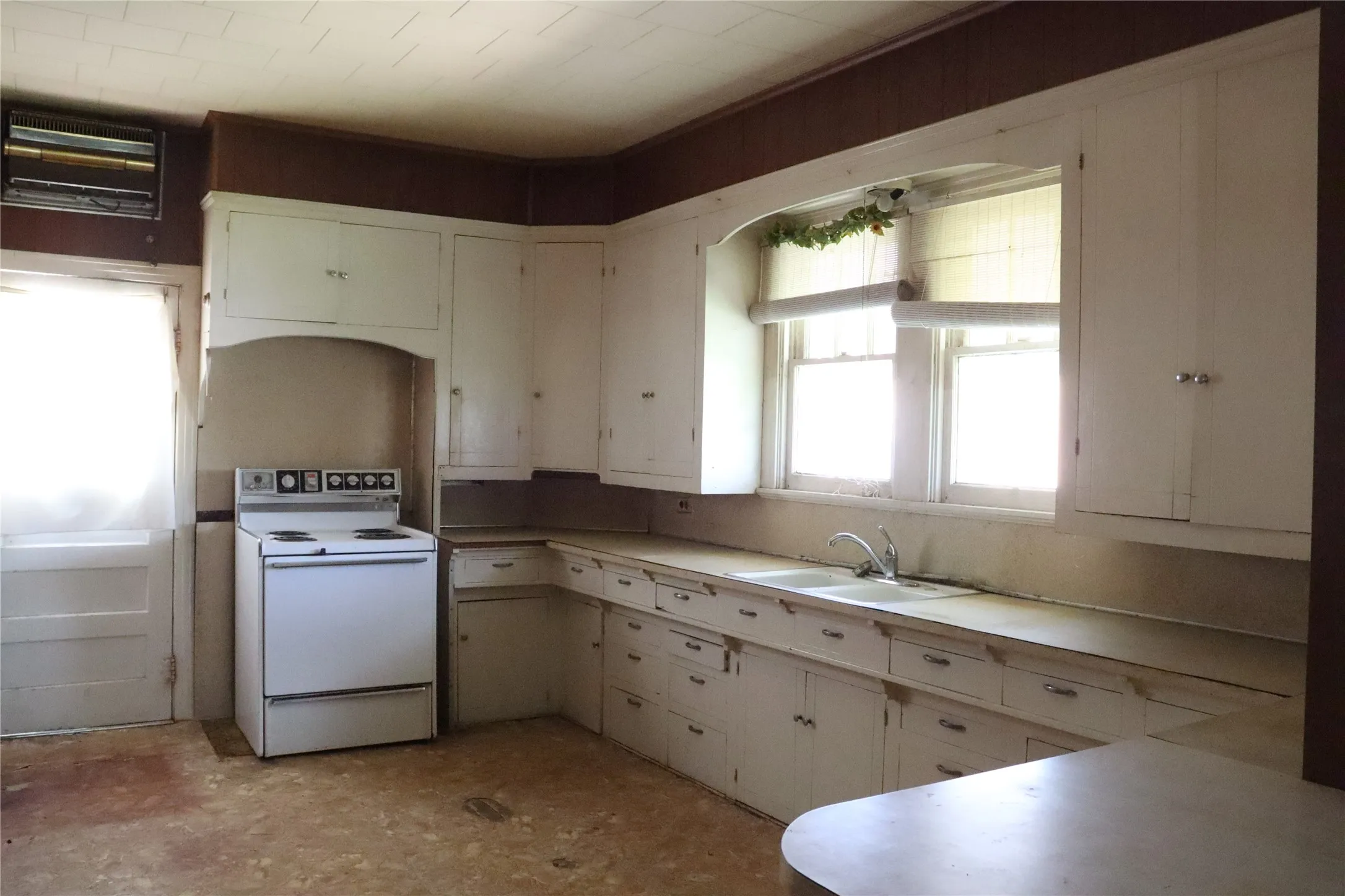 Single Family Residence For Sale in Comanche County , 300 E Grand Avenue, Comanche, Texas 76442, 4 Bedroom, 2 Bathroom, 2 Garage spaces, 2,296 Sqft, built in 1900, mls#21316175, Real Estate Agent in Comanche, Homes For Sale in Comanche county, Homes For Sale in Comanche, Realtor in Comanche Texas, Real Estate Brokerage Independent Realty Texas, Luminita Cordes Realtor