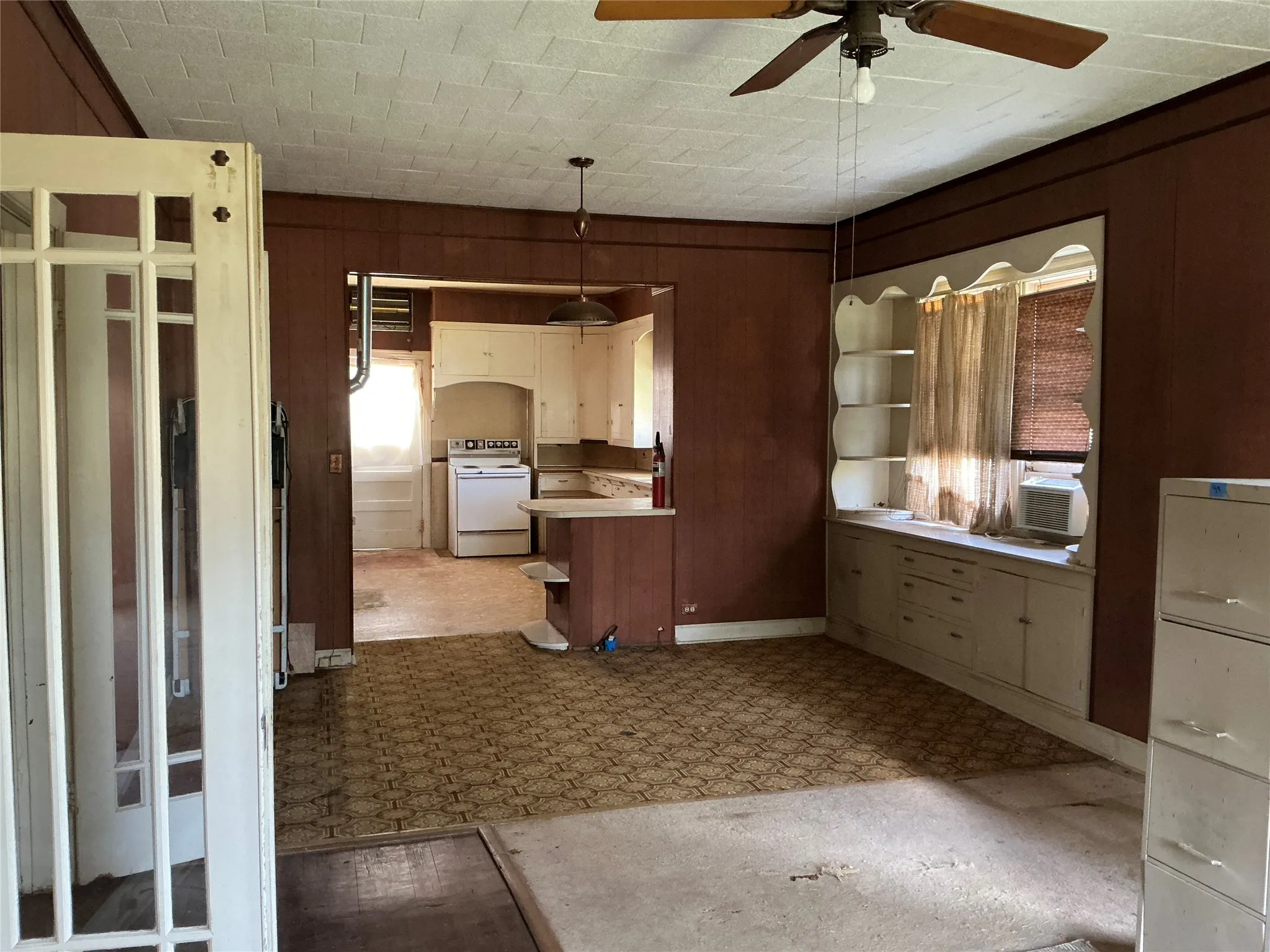 Single Family Residence For Sale in Comanche County , 300 E Grand Avenue, Comanche, Texas 76442, 4 Bedroom, 2 Bathroom, 2 Garage spaces, 2,296 Sqft, built in 1900, mls#21316175, Real Estate Agent in Comanche, Homes For Sale in Comanche county, Homes For Sale in Comanche, Realtor in Comanche Texas, Real Estate Brokerage Independent Realty Texas, Luminita Cordes Realtor