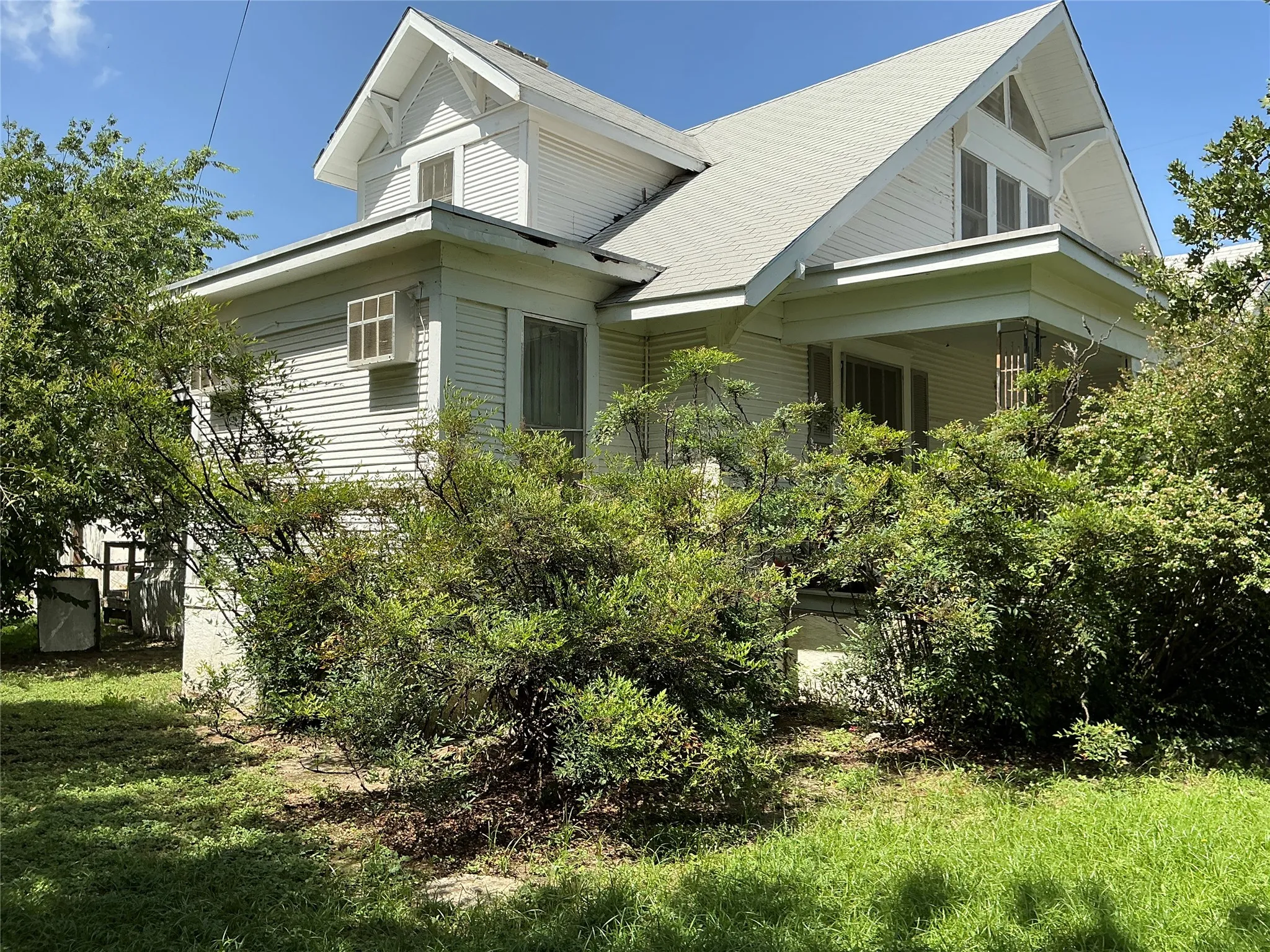 Single Family Residence For Sale in Comanche County , 300 E Grand Avenue, Comanche, Texas 76442, 4 Bedroom, 2 Bathroom, 2 Garage spaces, 2,296 Sqft, built in 1900, mls#21316175, Real Estate Agent in Comanche, Homes For Sale in Comanche county, Homes For Sale in Comanche, Realtor in Comanche Texas, Real Estate Brokerage Independent Realty Texas, Luminita Cordes Realtor