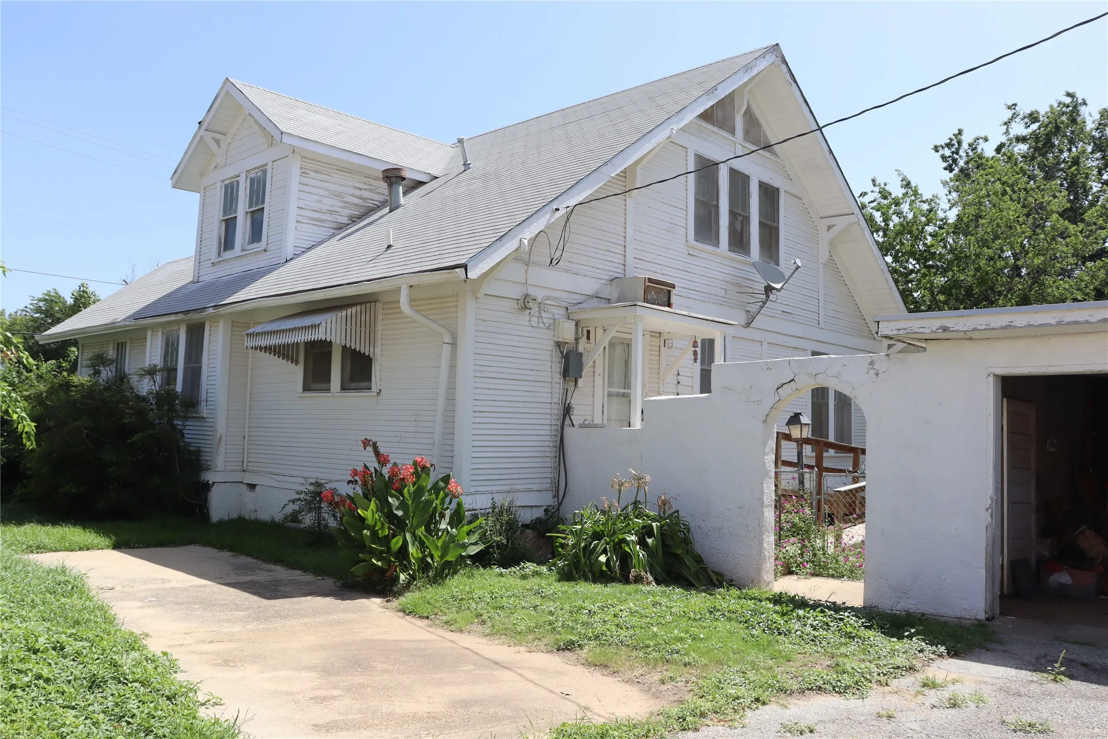Single Family Residence For Sale in Comanche County , 300 E Grand Avenue, Comanche, Texas 76442, 4 Bedroom, 2 Bathroom, 2 Garage spaces, 2,296 Sqft, built in 1900, mls#21316175, Real Estate Agent in Comanche, Homes For Sale in Comanche county, Homes For Sale in Comanche, Realtor in Comanche Texas, Real Estate Brokerage Independent Realty Texas, Luminita Cordes Realtor