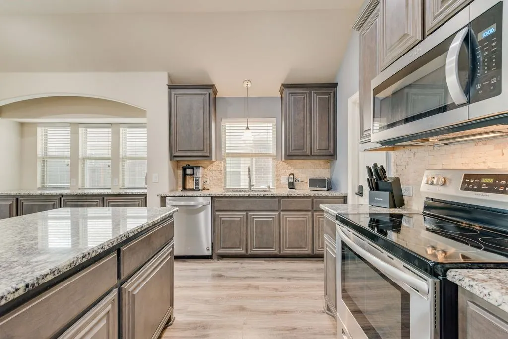 Single Family Residence For Sale in Johnson County , 102 Cimmaron Court, Alvarado, Texas 76009, 4 Bedroom, 3 Bathroom, 3 Garage spaces, 2,765 Sqft, built in 2017, mls#21316063, Real Estate Agent in Alvarado, Homes For Sale in Johnson county, Homes For Sale in Alvarado, Realtor in Alvarado Texas, Real Estate Brokerage Independent Realty Texas, Luminita Cordes Realtor