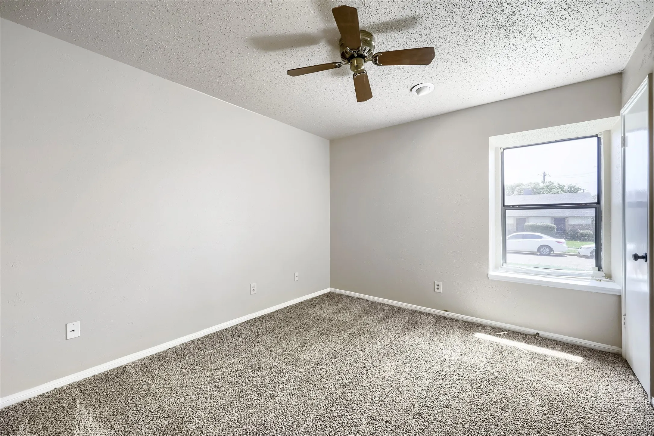 Single Family Residence For Sale in Denton County , 1701 Paxton Drive, Carrollton, Texas 75007, 3 Bedroom, 2 Bathroom, 2 Garage spaces, 1,690 Sqft, built in 1983, mls#21279712, Real Estate Agent in Carrollton, Homes For Sale in Denton county, Homes For Sale in Carrollton, Realtor in Carrollton Texas, Real Estate Brokerage Independent Realty Texas, Luminita Cordes Realtor