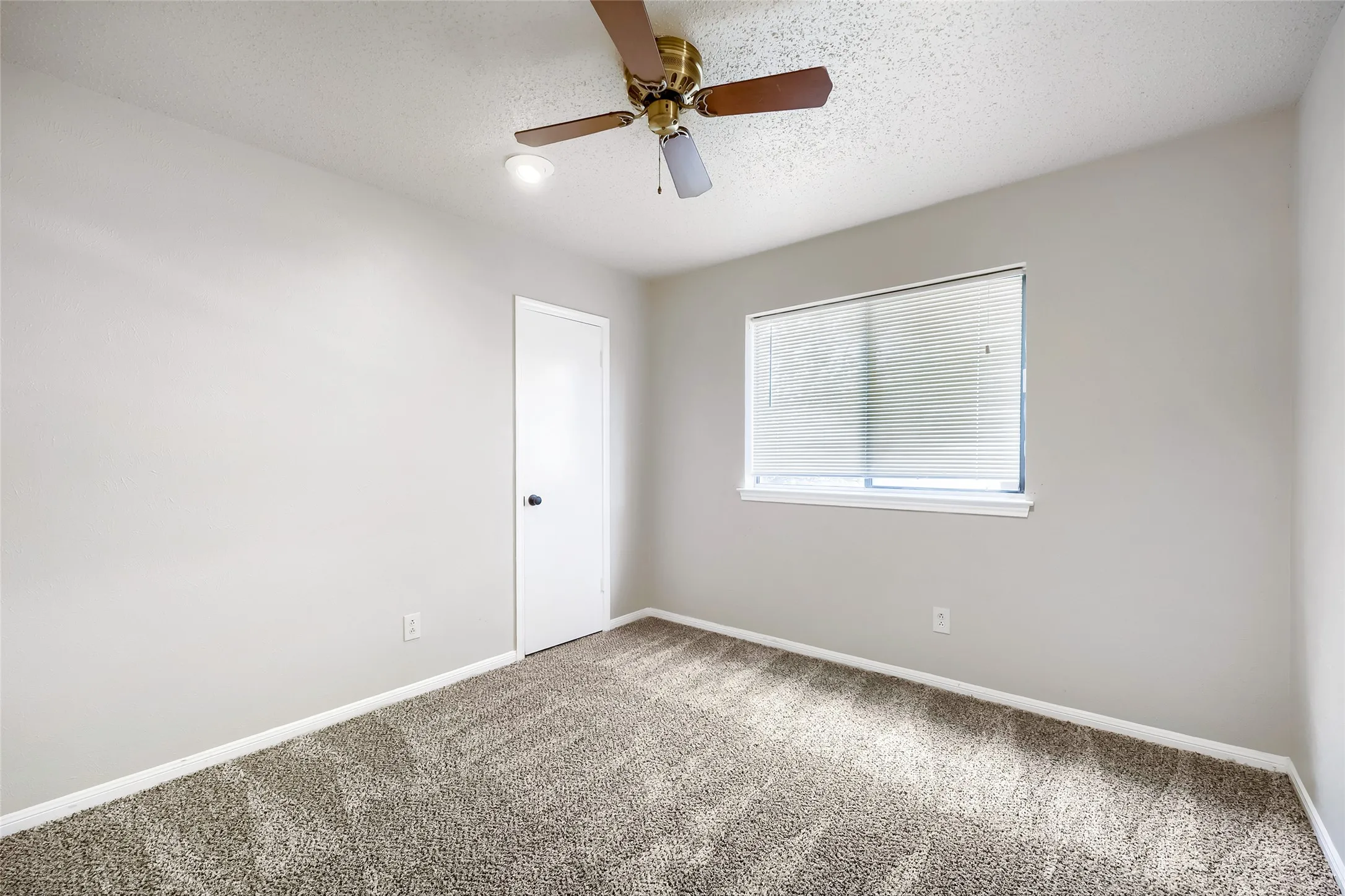 Single Family Residence For Sale in Denton County , 1701 Paxton Drive, Carrollton, Texas 75007, 3 Bedroom, 2 Bathroom, 2 Garage spaces, 1,690 Sqft, built in 1983, mls#21279712, Real Estate Agent in Carrollton, Homes For Sale in Denton county, Homes For Sale in Carrollton, Realtor in Carrollton Texas, Real Estate Brokerage Independent Realty Texas, Luminita Cordes Realtor