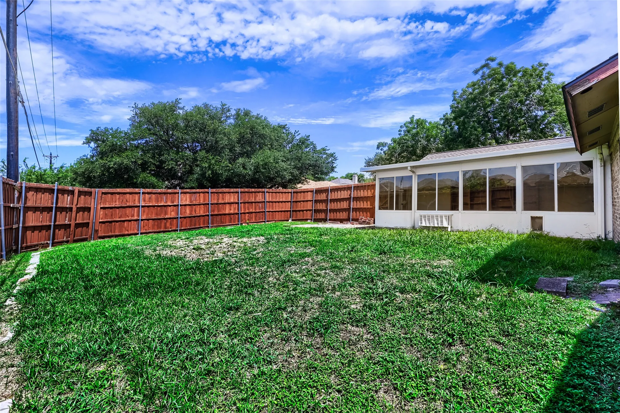 Single Family Residence For Sale in Denton County , 1701 Paxton Drive, Carrollton, Texas 75007, 3 Bedroom, 2 Bathroom, 2 Garage spaces, 1,690 Sqft, built in 1983, mls#21279712, Real Estate Agent in Carrollton, Homes For Sale in Denton county, Homes For Sale in Carrollton, Realtor in Carrollton Texas, Real Estate Brokerage Independent Realty Texas, Luminita Cordes Realtor