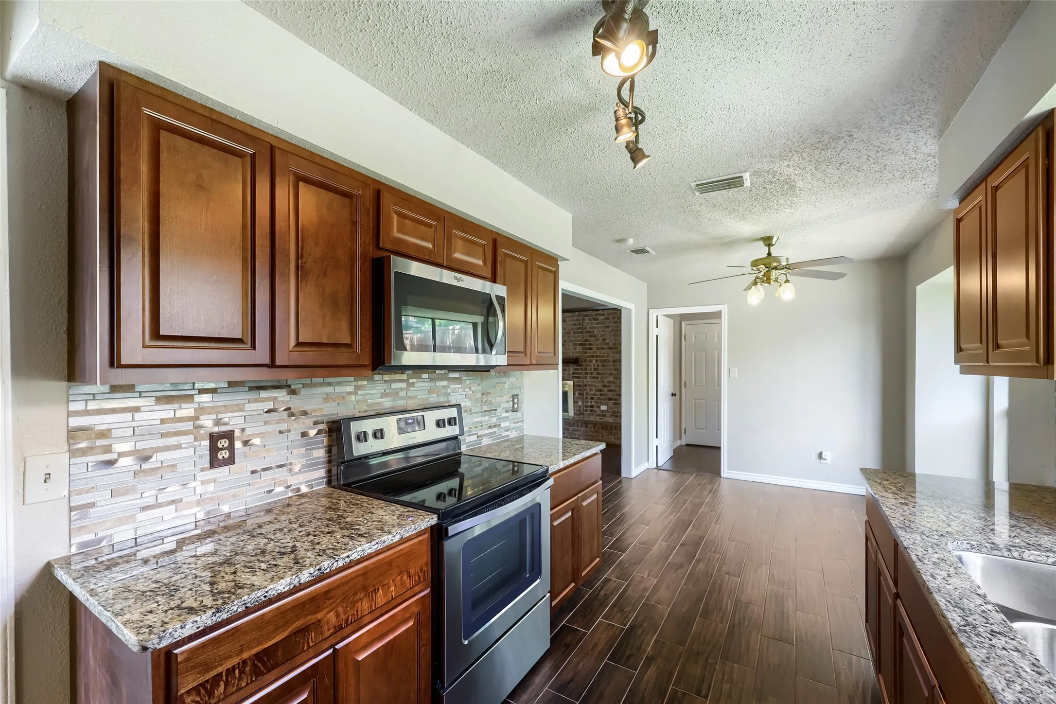 Single Family Residence For Sale in Denton County , 1701 Paxton Drive, Carrollton, Texas 75007, 3 Bedroom, 2 Bathroom, 2 Garage spaces, 1,690 Sqft, built in 1983, mls#21279712, Real Estate Agent in Carrollton, Homes For Sale in Denton county, Homes For Sale in Carrollton, Realtor in Carrollton Texas, Real Estate Brokerage Independent Realty Texas, Luminita Cordes Realtor