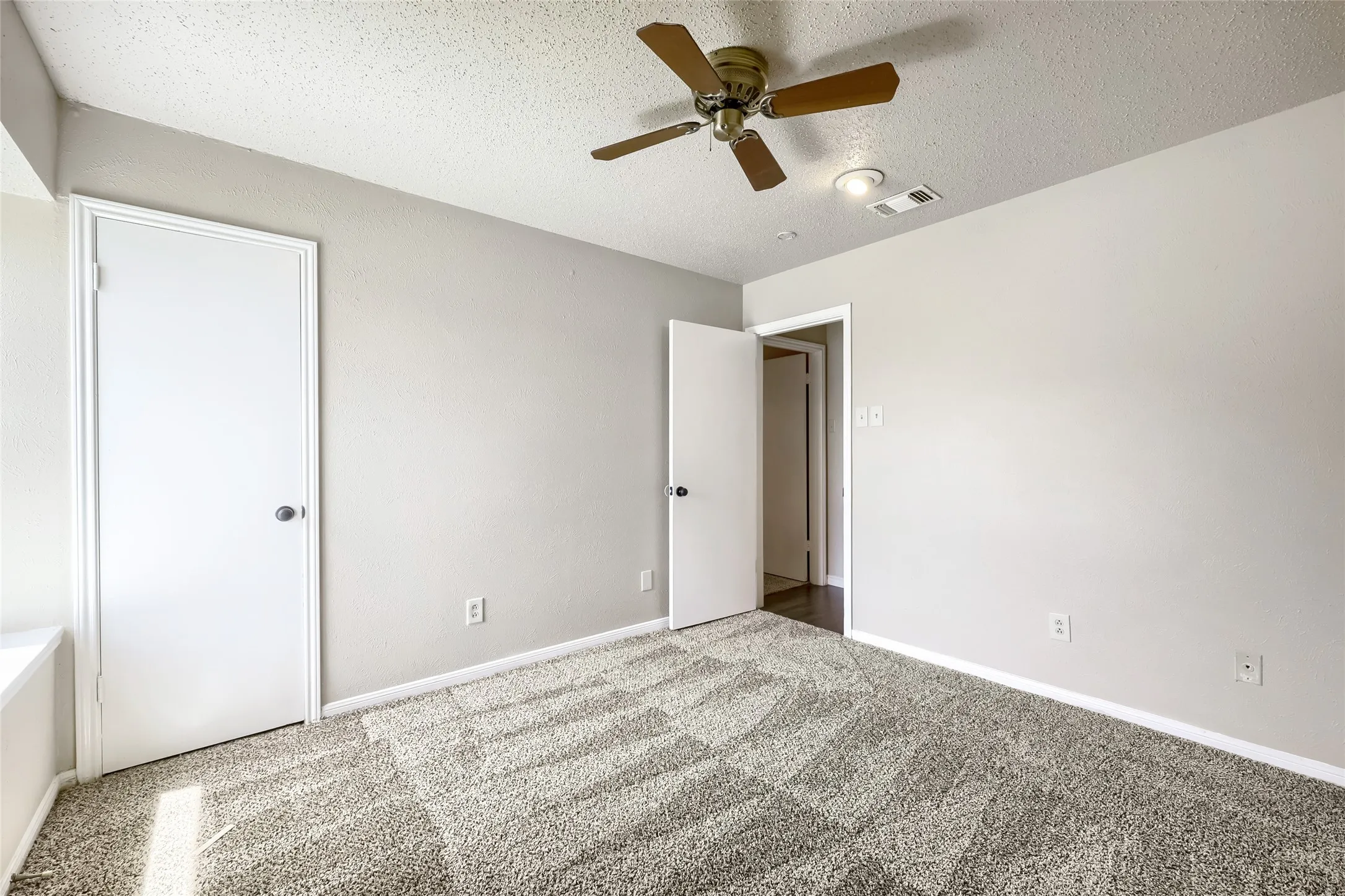 Single Family Residence For Sale in Denton County , 1701 Paxton Drive, Carrollton, Texas 75007, 3 Bedroom, 2 Bathroom, 2 Garage spaces, 1,690 Sqft, built in 1983, mls#21279712, Real Estate Agent in Carrollton, Homes For Sale in Denton county, Homes For Sale in Carrollton, Realtor in Carrollton Texas, Real Estate Brokerage Independent Realty Texas, Luminita Cordes Realtor