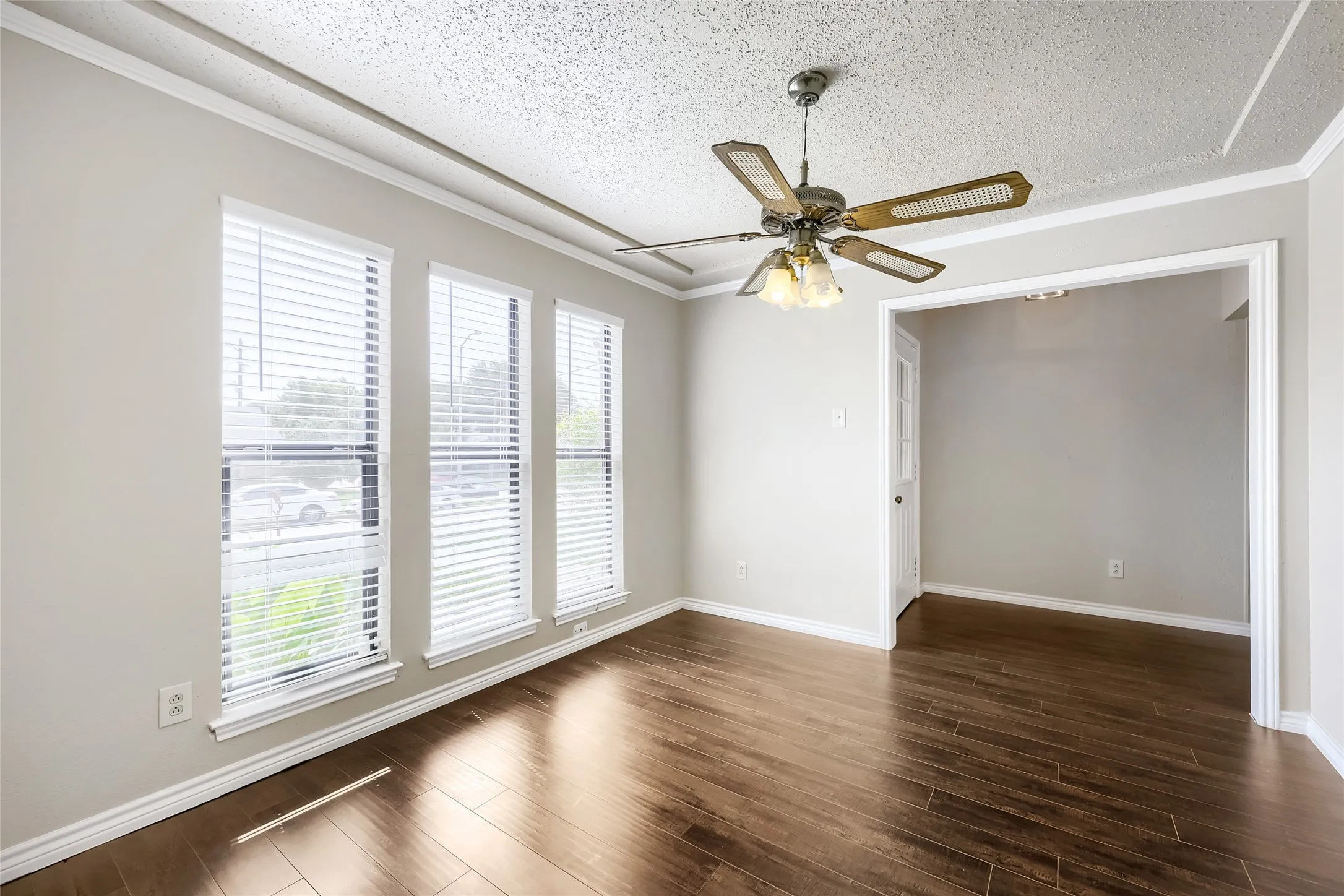 Single Family Residence For Sale in Denton County , 1701 Paxton Drive, Carrollton, Texas 75007, 3 Bedroom, 2 Bathroom, 2 Garage spaces, 1,690 Sqft, built in 1983, mls#21279712, Real Estate Agent in Carrollton, Homes For Sale in Denton county, Homes For Sale in Carrollton, Realtor in Carrollton Texas, Real Estate Brokerage Independent Realty Texas, Luminita Cordes Realtor