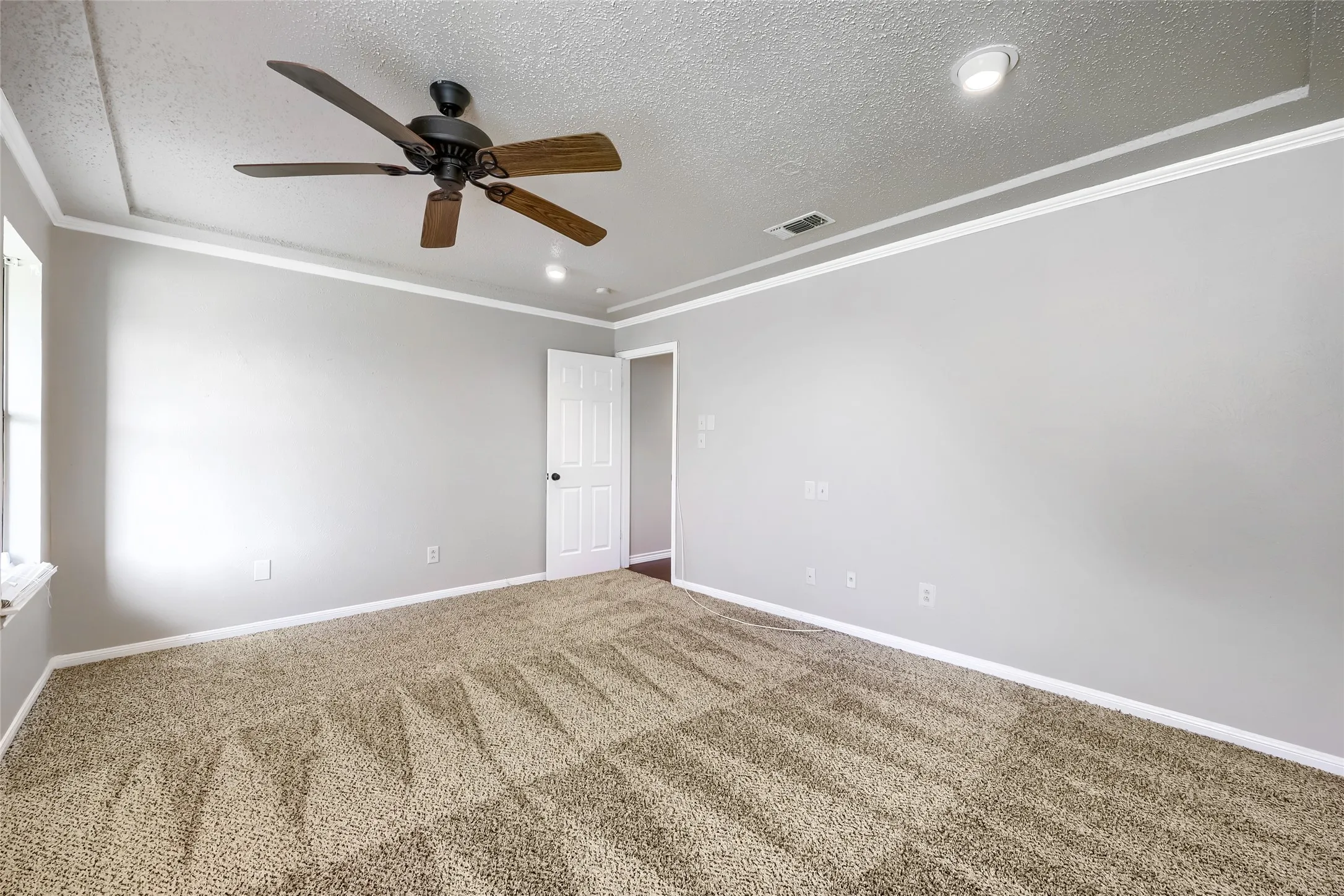 Single Family Residence For Sale in Denton County , 1701 Paxton Drive, Carrollton, Texas 75007, 3 Bedroom, 2 Bathroom, 2 Garage spaces, 1,690 Sqft, built in 1983, mls#21279712, Real Estate Agent in Carrollton, Homes For Sale in Denton county, Homes For Sale in Carrollton, Realtor in Carrollton Texas, Real Estate Brokerage Independent Realty Texas, Luminita Cordes Realtor
