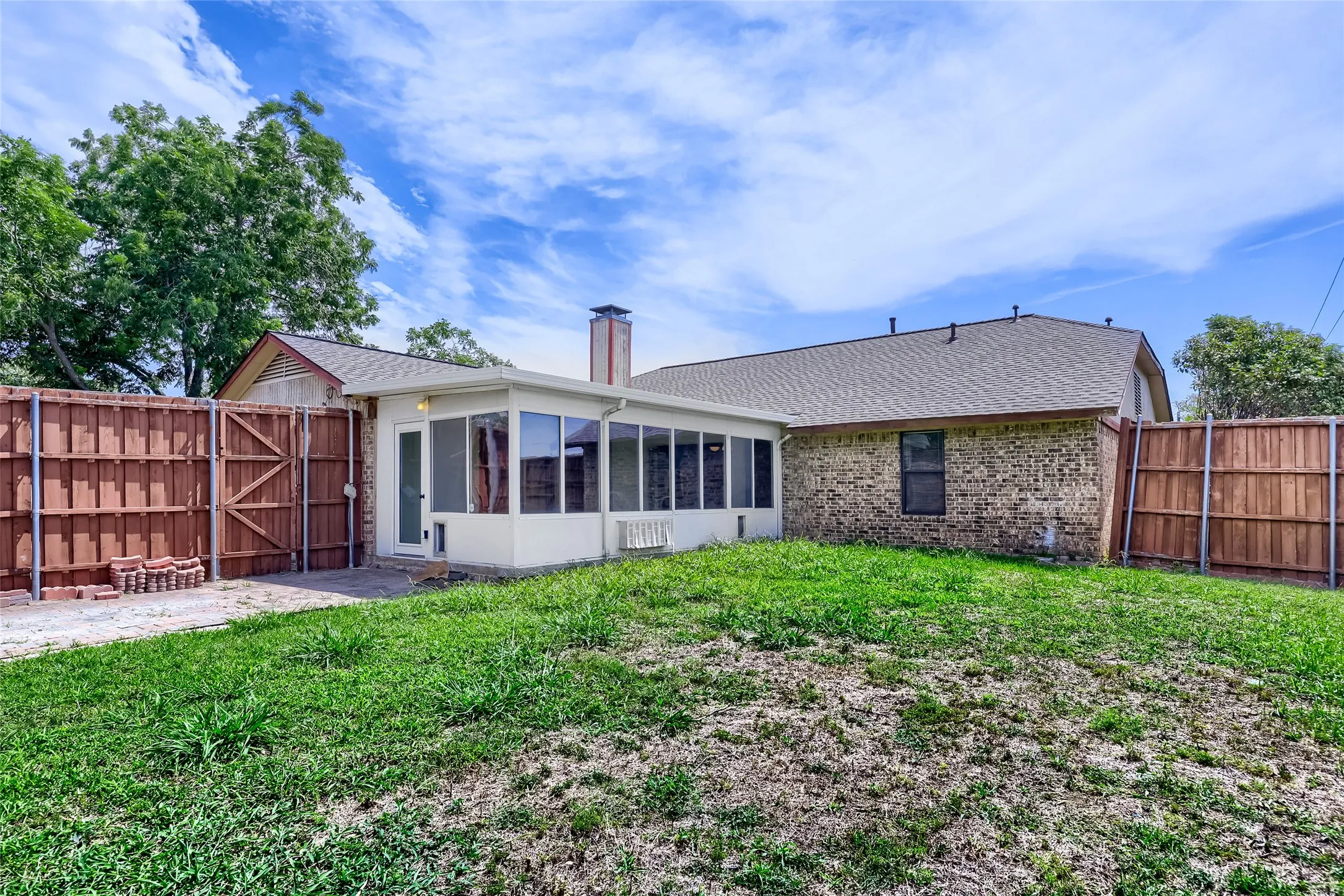Single Family Residence For Sale in Denton County , 1701 Paxton Drive, Carrollton, Texas 75007, 3 Bedroom, 2 Bathroom, 2 Garage spaces, 1,690 Sqft, built in 1983, mls#21279712, Real Estate Agent in Carrollton, Homes For Sale in Denton county, Homes For Sale in Carrollton, Realtor in Carrollton Texas, Real Estate Brokerage Independent Realty Texas, Luminita Cordes Realtor