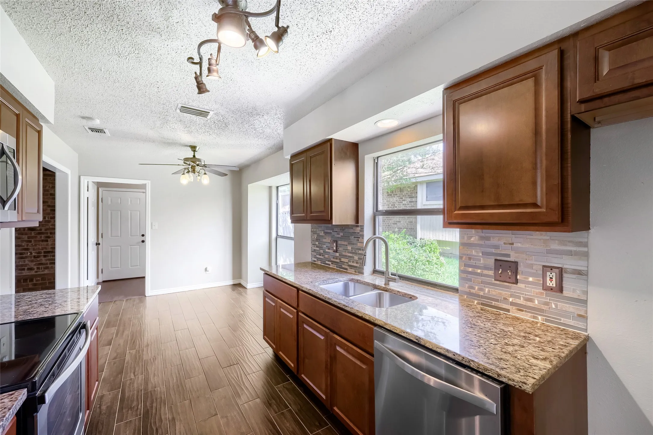 Single Family Residence For Sale in Denton County , 1701 Paxton Drive, Carrollton, Texas 75007, 3 Bedroom, 2 Bathroom, 2 Garage spaces, 1,690 Sqft, built in 1983, mls#21279712, Real Estate Agent in Carrollton, Homes For Sale in Denton county, Homes For Sale in Carrollton, Realtor in Carrollton Texas, Real Estate Brokerage Independent Realty Texas, Luminita Cordes Realtor