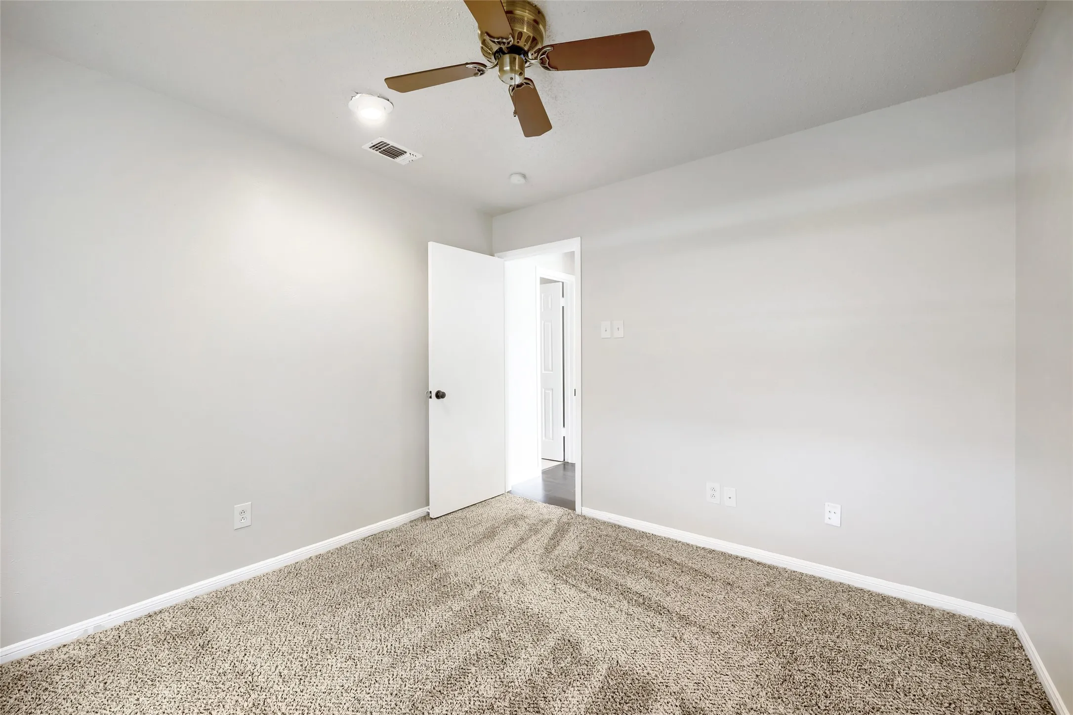 Single Family Residence For Sale in Denton County , 1701 Paxton Drive, Carrollton, Texas 75007, 3 Bedroom, 2 Bathroom, 2 Garage spaces, 1,690 Sqft, built in 1983, mls#21279712, Real Estate Agent in Carrollton, Homes For Sale in Denton county, Homes For Sale in Carrollton, Realtor in Carrollton Texas, Real Estate Brokerage Independent Realty Texas, Luminita Cordes Realtor
