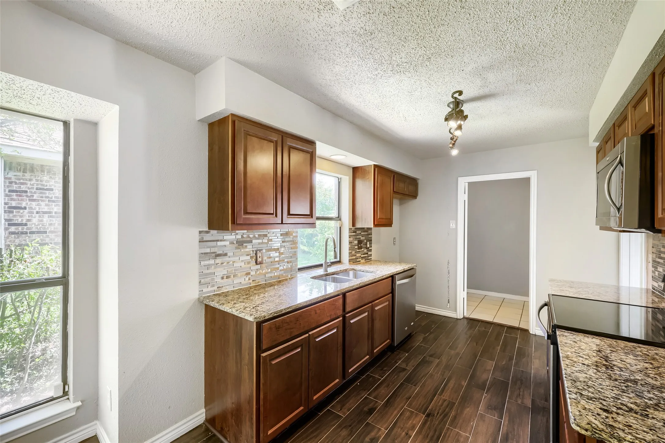 Single Family Residence For Sale in Denton County , 1701 Paxton Drive, Carrollton, Texas 75007, 3 Bedroom, 2 Bathroom, 2 Garage spaces, 1,690 Sqft, built in 1983, mls#21279712, Real Estate Agent in Carrollton, Homes For Sale in Denton county, Homes For Sale in Carrollton, Realtor in Carrollton Texas, Real Estate Brokerage Independent Realty Texas, Luminita Cordes Realtor