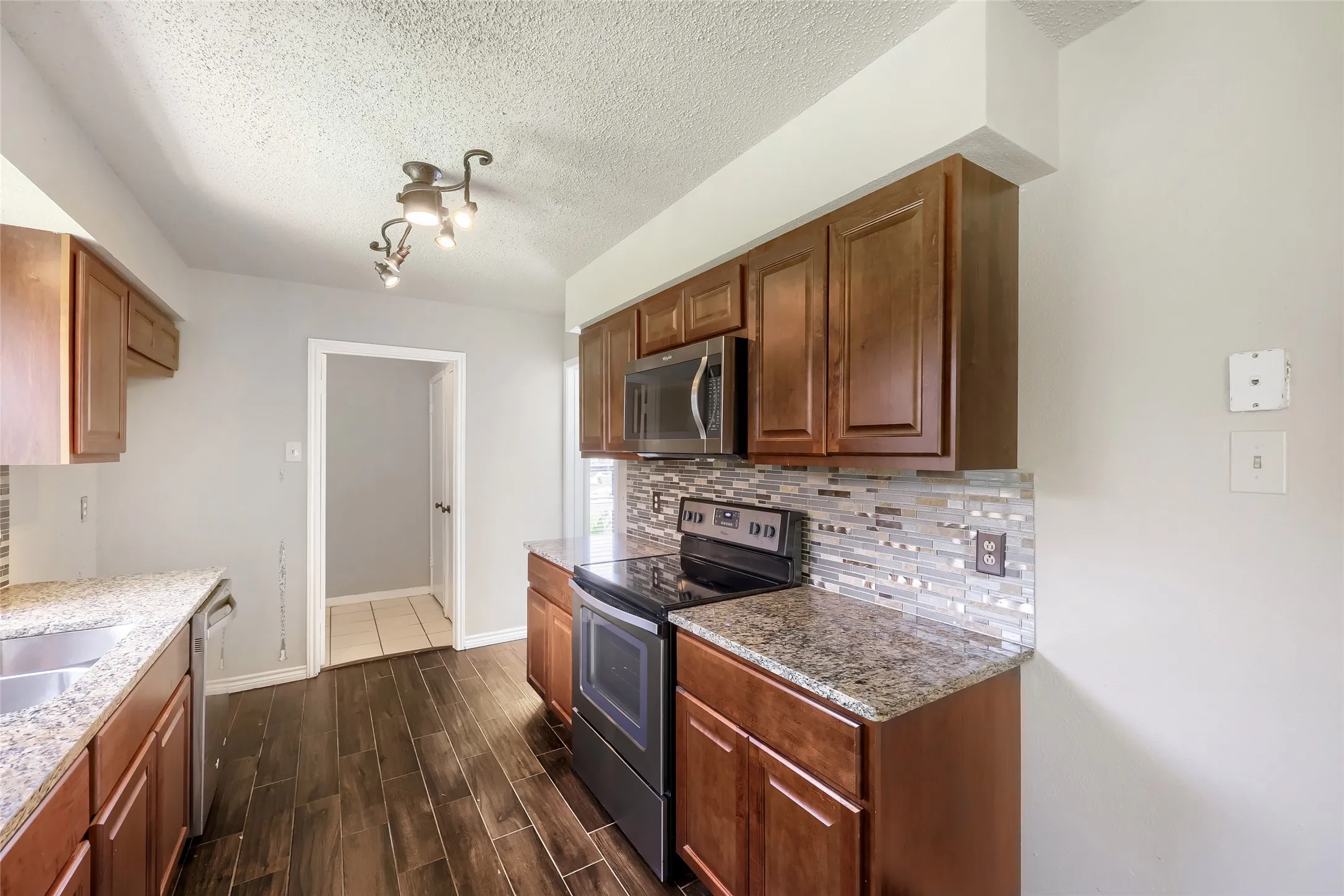 Single Family Residence For Sale in Denton County , 1701 Paxton Drive, Carrollton, Texas 75007, 3 Bedroom, 2 Bathroom, 2 Garage spaces, 1,690 Sqft, built in 1983, mls#21279712, Real Estate Agent in Carrollton, Homes For Sale in Denton county, Homes For Sale in Carrollton, Realtor in Carrollton Texas, Real Estate Brokerage Independent Realty Texas, Luminita Cordes Realtor