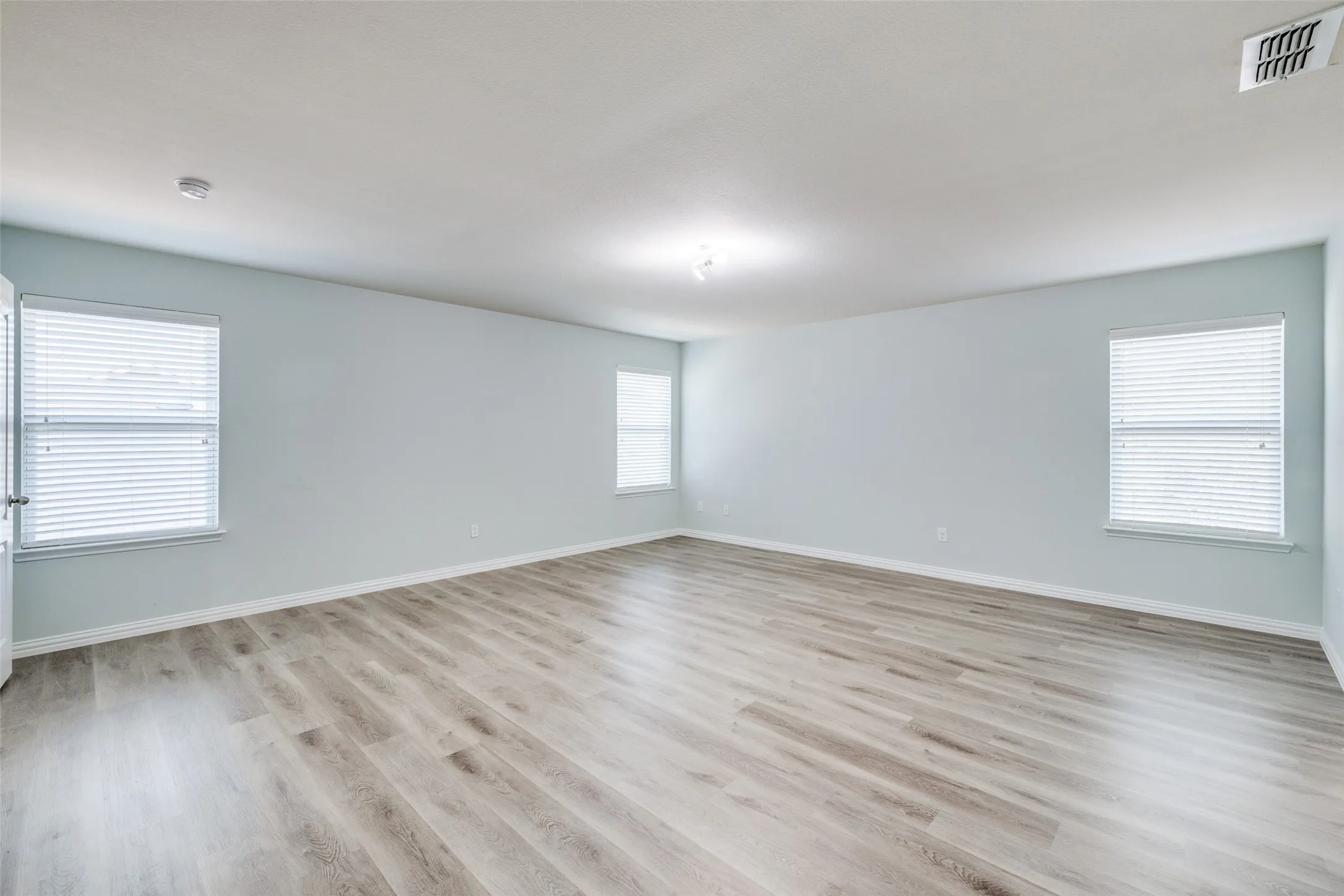 Single Family Residence For Rent in Tarrant County , 915 Penny Royal Court, Arlington, Texas 76002, 4 Bedroom, 3 Bathroom, 2 Garage spaces, 3,012 Sqft, built in 2013, mls#21316462, Real Estate Agent in Arlington, Homes For Rent in Tarrant county, Homes For Rent in Arlington, Realtor in Arlington Texas, Real Estate Brokerage Independent Realty Texas, Luminita Cordes Realtor