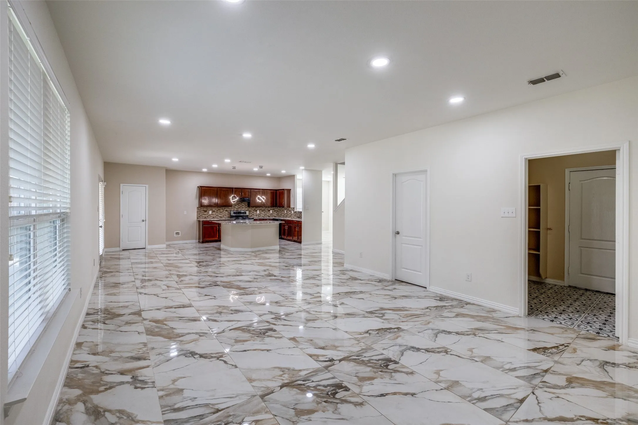Single Family Residence For Rent in Tarrant County , 915 Penny Royal Court, Arlington, Texas 76002, 4 Bedroom, 3 Bathroom, 2 Garage spaces, 3,012 Sqft, built in 2013, mls#21316462, Real Estate Agent in Arlington, Homes For Rent in Tarrant county, Homes For Rent in Arlington, Realtor in Arlington Texas, Real Estate Brokerage Independent Realty Texas, Luminita Cordes Realtor