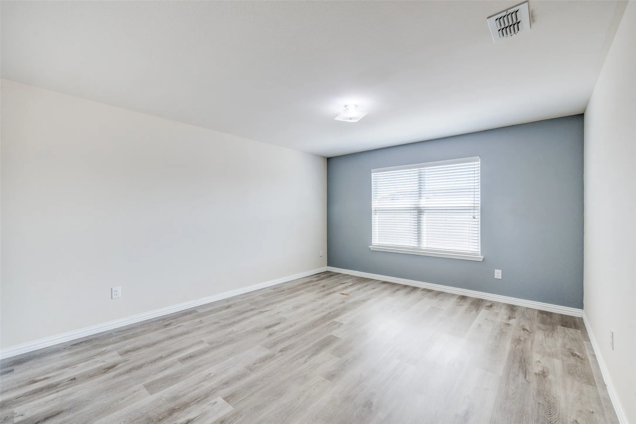 Single Family Residence For Rent in Tarrant County , 915 Penny Royal Court, Arlington, Texas 76002, 4 Bedroom, 3 Bathroom, 2 Garage spaces, 3,012 Sqft, built in 2013, mls#21316462, Real Estate Agent in Arlington, Homes For Rent in Tarrant county, Homes For Rent in Arlington, Realtor in Arlington Texas, Real Estate Brokerage Independent Realty Texas, Luminita Cordes Realtor