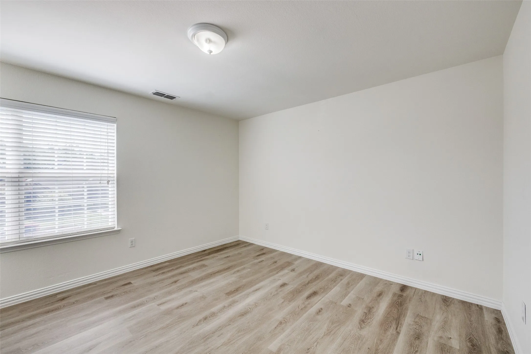 Single Family Residence For Rent in Tarrant County , 915 Penny Royal Court, Arlington, Texas 76002, 4 Bedroom, 3 Bathroom, 2 Garage spaces, 3,012 Sqft, built in 2013, mls#21316462, Real Estate Agent in Arlington, Homes For Rent in Tarrant county, Homes For Rent in Arlington, Realtor in Arlington Texas, Real Estate Brokerage Independent Realty Texas, Luminita Cordes Realtor