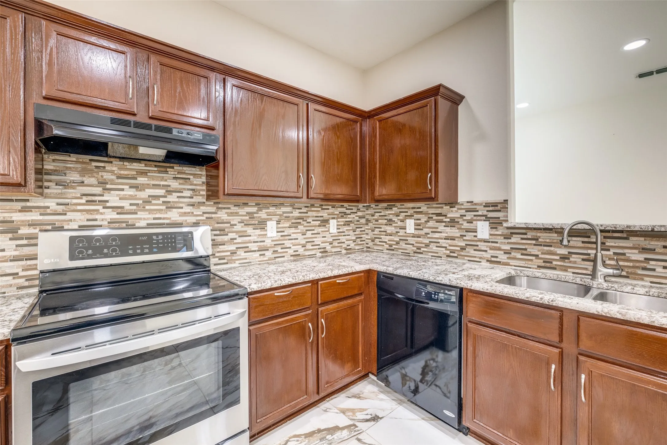Single Family Residence For Rent in Tarrant County , 915 Penny Royal Court, Arlington, Texas 76002, 4 Bedroom, 3 Bathroom, 2 Garage spaces, 3,012 Sqft, built in 2013, mls#21316462, Real Estate Agent in Arlington, Homes For Rent in Tarrant county, Homes For Rent in Arlington, Realtor in Arlington Texas, Real Estate Brokerage Independent Realty Texas, Luminita Cordes Realtor