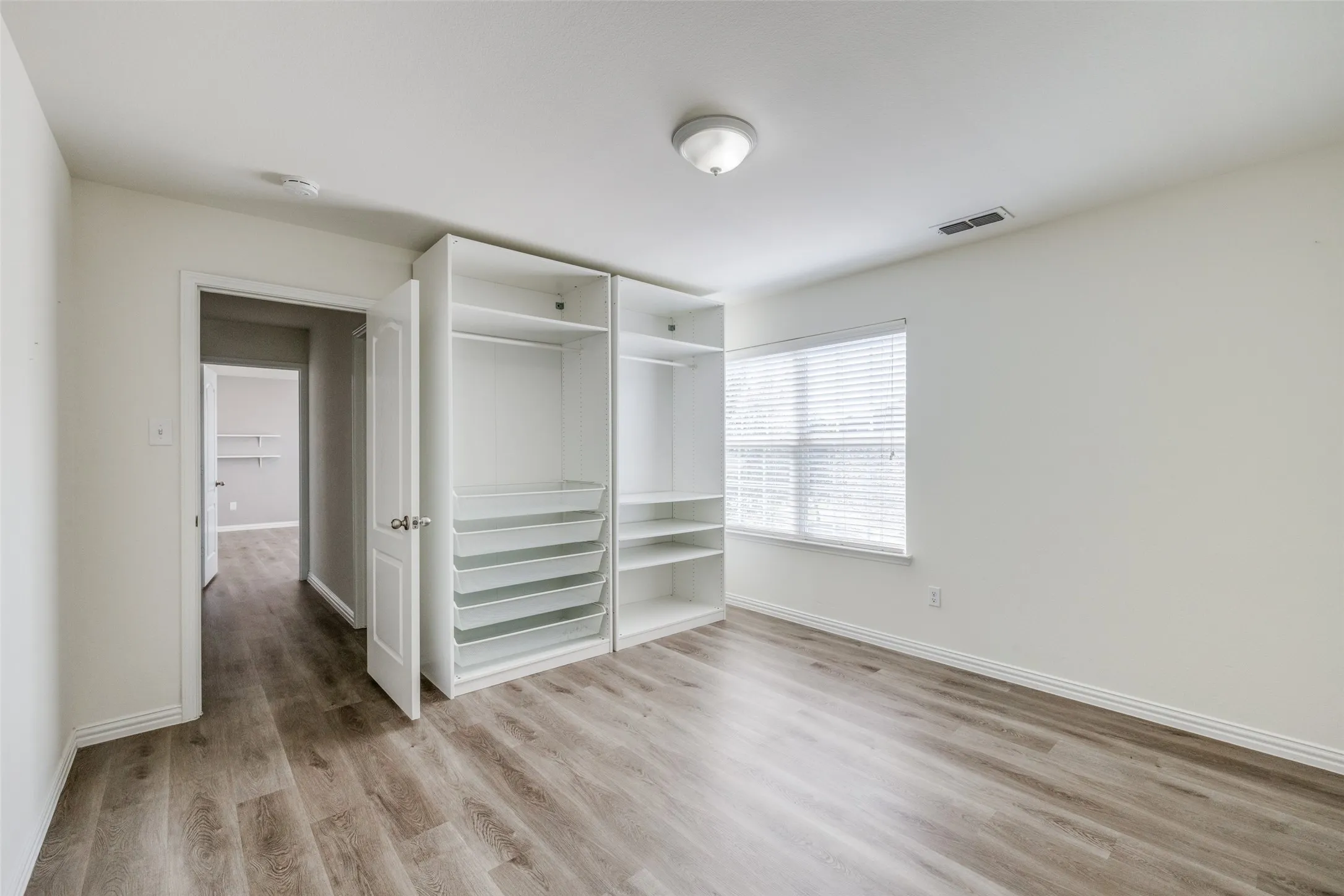 Single Family Residence For Rent in Tarrant County , 915 Penny Royal Court, Arlington, Texas 76002, 4 Bedroom, 3 Bathroom, 2 Garage spaces, 3,012 Sqft, built in 2013, mls#21316462, Real Estate Agent in Arlington, Homes For Rent in Tarrant county, Homes For Rent in Arlington, Realtor in Arlington Texas, Real Estate Brokerage Independent Realty Texas, Luminita Cordes Realtor