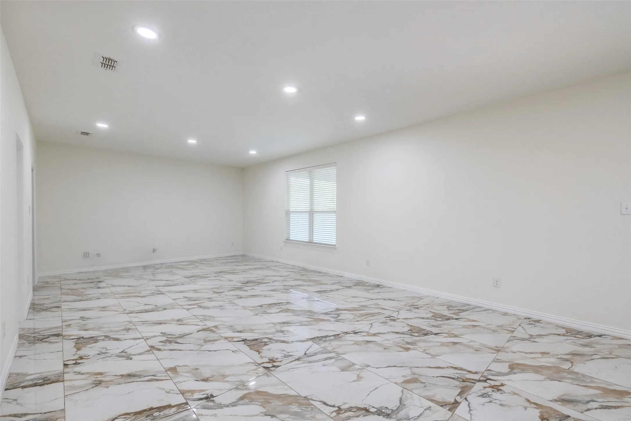 Single Family Residence For Rent in Tarrant County , 915 Penny Royal Court, Arlington, Texas 76002, 4 Bedroom, 3 Bathroom, 2 Garage spaces, 3,012 Sqft, built in 2013, mls#21316462, Real Estate Agent in Arlington, Homes For Rent in Tarrant county, Homes For Rent in Arlington, Realtor in Arlington Texas, Real Estate Brokerage Independent Realty Texas, Luminita Cordes Realtor