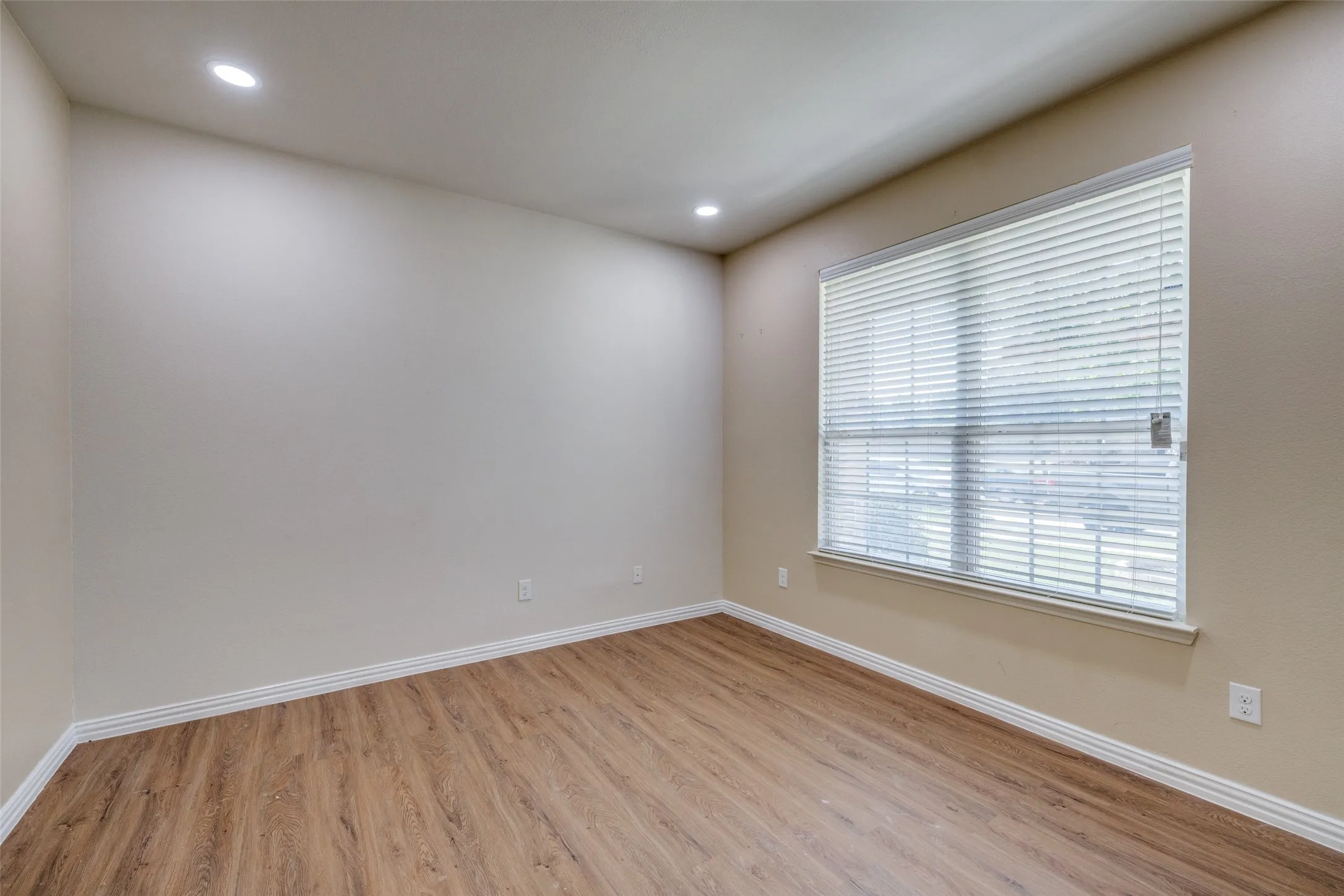Single Family Residence For Rent in Tarrant County , 915 Penny Royal Court, Arlington, Texas 76002, 4 Bedroom, 3 Bathroom, 2 Garage spaces, 3,012 Sqft, built in 2013, mls#21316462, Real Estate Agent in Arlington, Homes For Rent in Tarrant county, Homes For Rent in Arlington, Realtor in Arlington Texas, Real Estate Brokerage Independent Realty Texas, Luminita Cordes Realtor