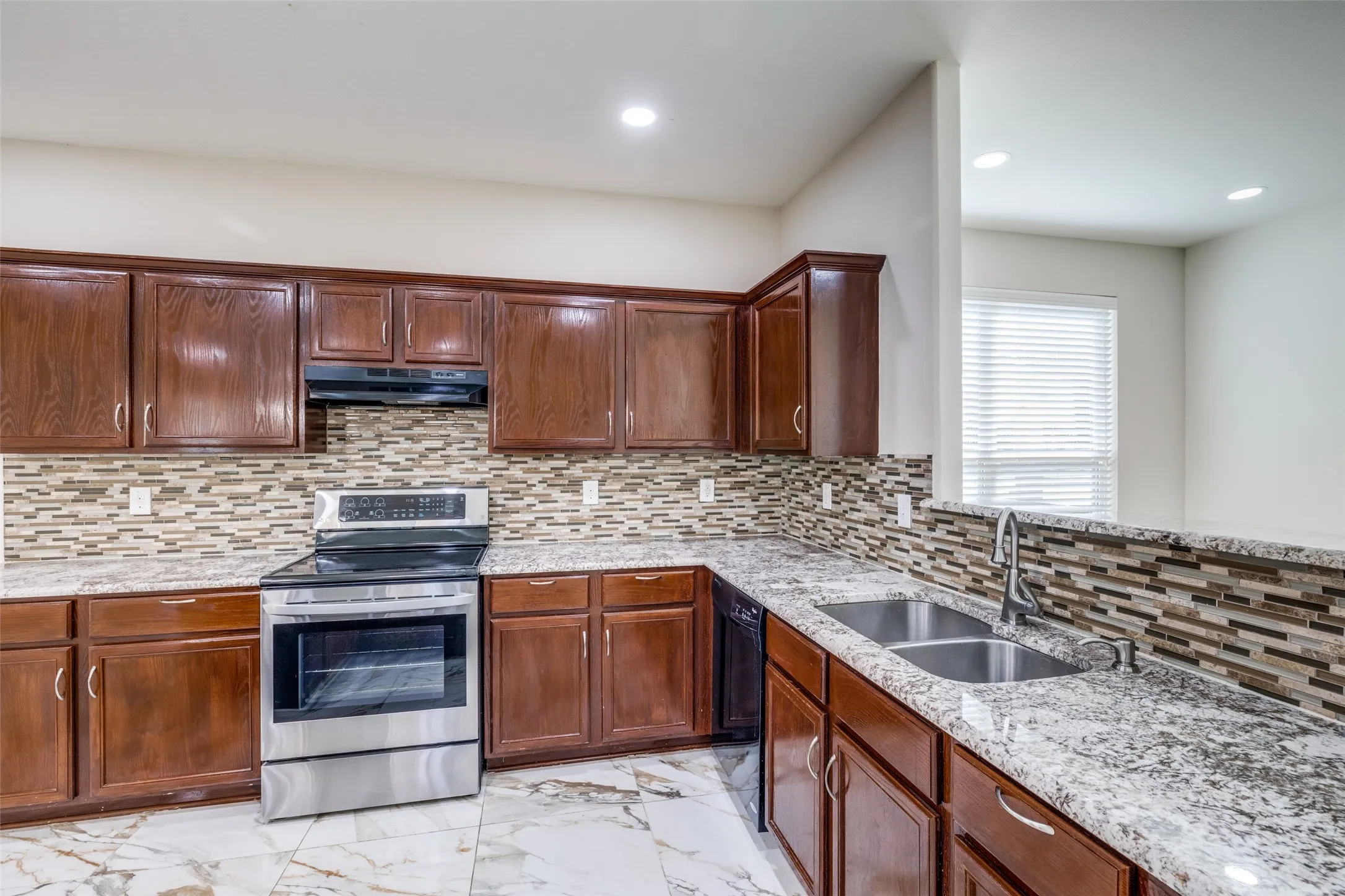 Single Family Residence For Rent in Tarrant County , 915 Penny Royal Court, Arlington, Texas 76002, 4 Bedroom, 3 Bathroom, 2 Garage spaces, 3,012 Sqft, built in 2013, mls#21316462, Real Estate Agent in Arlington, Homes For Rent in Tarrant county, Homes For Rent in Arlington, Realtor in Arlington Texas, Real Estate Brokerage Independent Realty Texas, Luminita Cordes Realtor