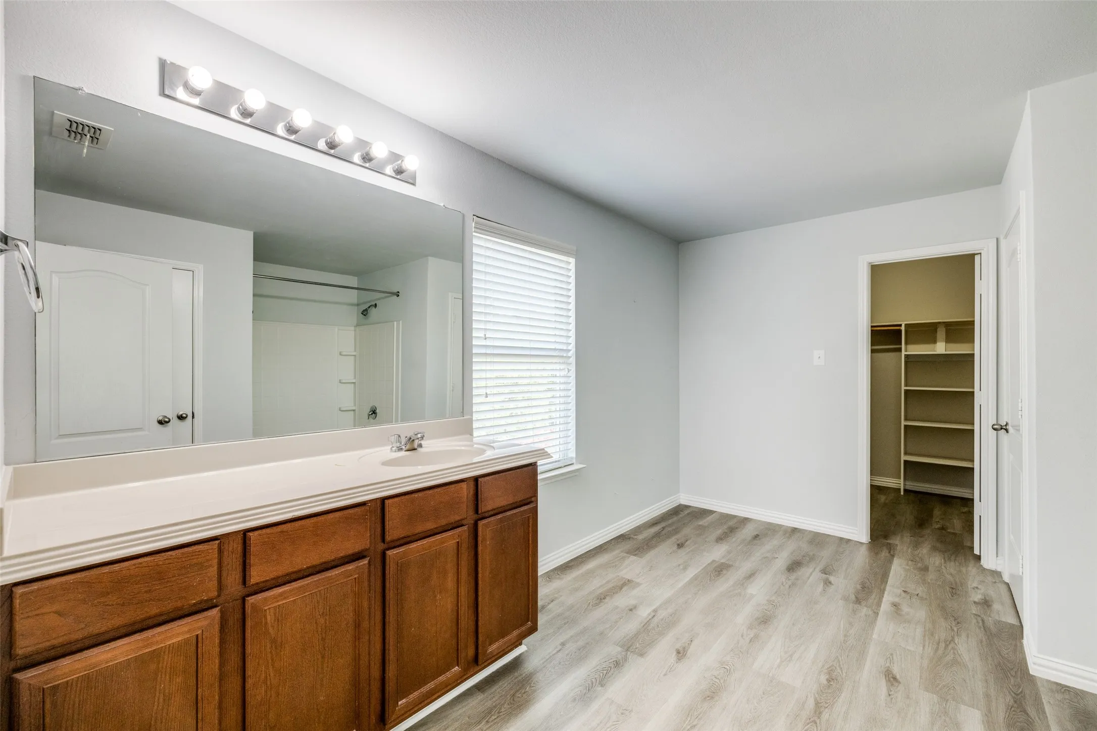 Single Family Residence For Rent in Tarrant County , 915 Penny Royal Court, Arlington, Texas 76002, 4 Bedroom, 3 Bathroom, 2 Garage spaces, 3,012 Sqft, built in 2013, mls#21316462, Real Estate Agent in Arlington, Homes For Rent in Tarrant county, Homes For Rent in Arlington, Realtor in Arlington Texas, Real Estate Brokerage Independent Realty Texas, Luminita Cordes Realtor