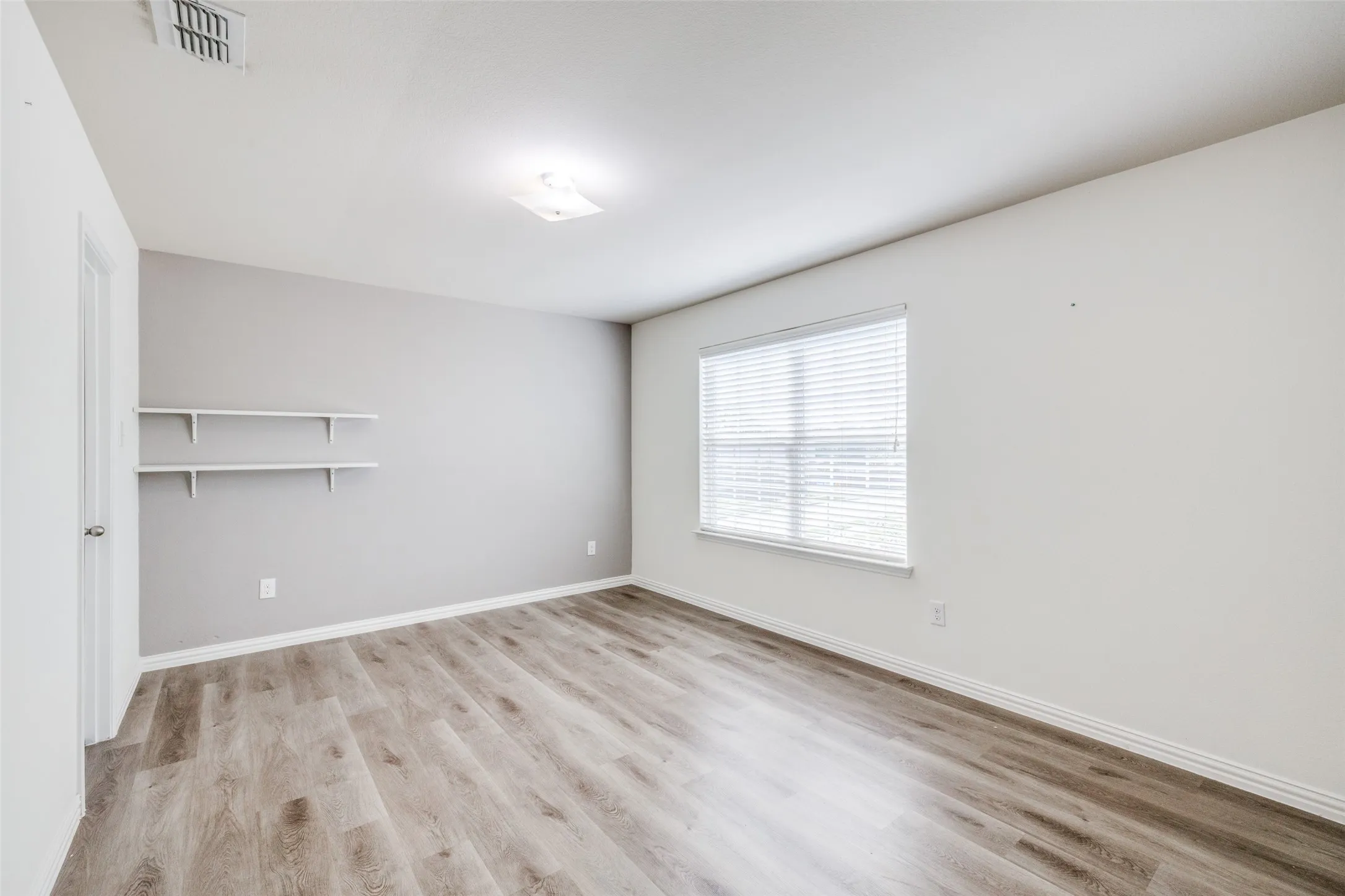 Single Family Residence For Rent in Tarrant County , 915 Penny Royal Court, Arlington, Texas 76002, 4 Bedroom, 3 Bathroom, 2 Garage spaces, 3,012 Sqft, built in 2013, mls#21316462, Real Estate Agent in Arlington, Homes For Rent in Tarrant county, Homes For Rent in Arlington, Realtor in Arlington Texas, Real Estate Brokerage Independent Realty Texas, Luminita Cordes Realtor