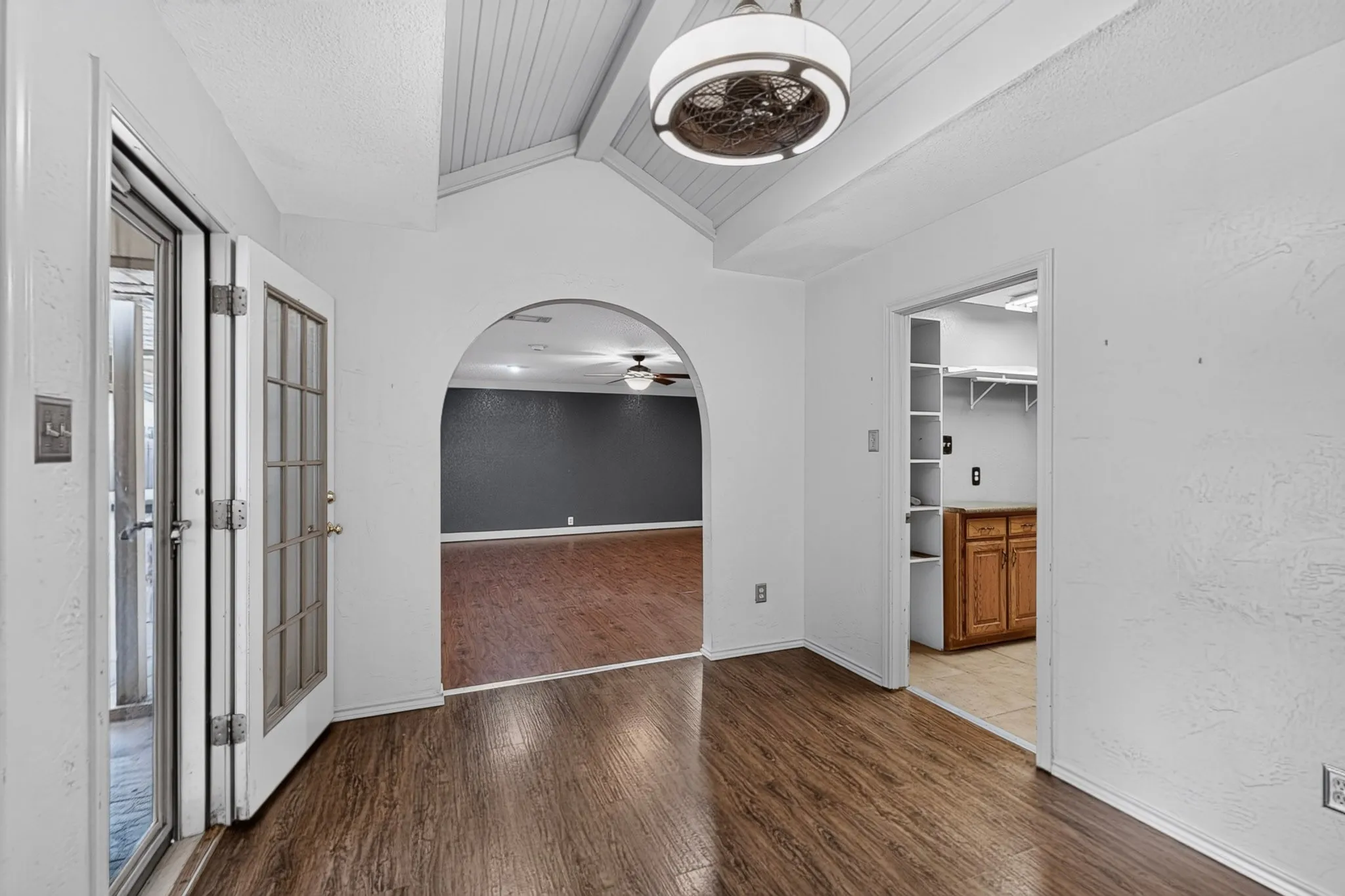 Single Family Residence For Sale in Tarrant County , 137 Brushy Mound Road, Burleson, Texas 76028, 3 Bedroom, 2 Bathroom, 2 Garage spaces, 2,356 Sqft, built in 1986, mls#21316973, Real Estate Agent in Burleson, Homes For Sale in Tarrant county, Homes For Sale in Burleson, Realtor in Burleson Texas, Real Estate Brokerage Independent Realty Texas, Luminita Cordes Realtor