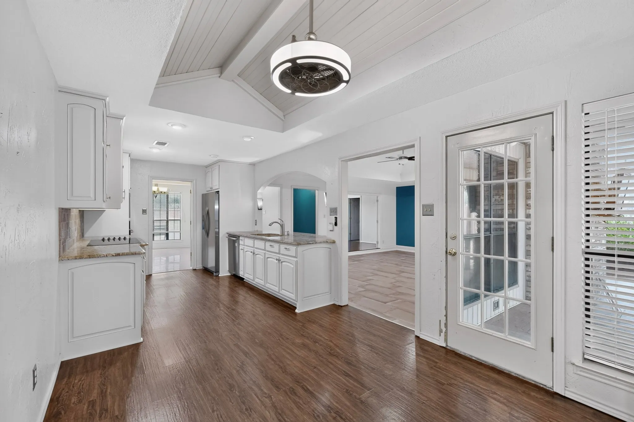 Single Family Residence For Sale in Tarrant County , 137 Brushy Mound Road, Burleson, Texas 76028, 3 Bedroom, 2 Bathroom, 2 Garage spaces, 2,356 Sqft, built in 1986, mls#21316973, Real Estate Agent in Burleson, Homes For Sale in Tarrant county, Homes For Sale in Burleson, Realtor in Burleson Texas, Real Estate Brokerage Independent Realty Texas, Luminita Cordes Realtor