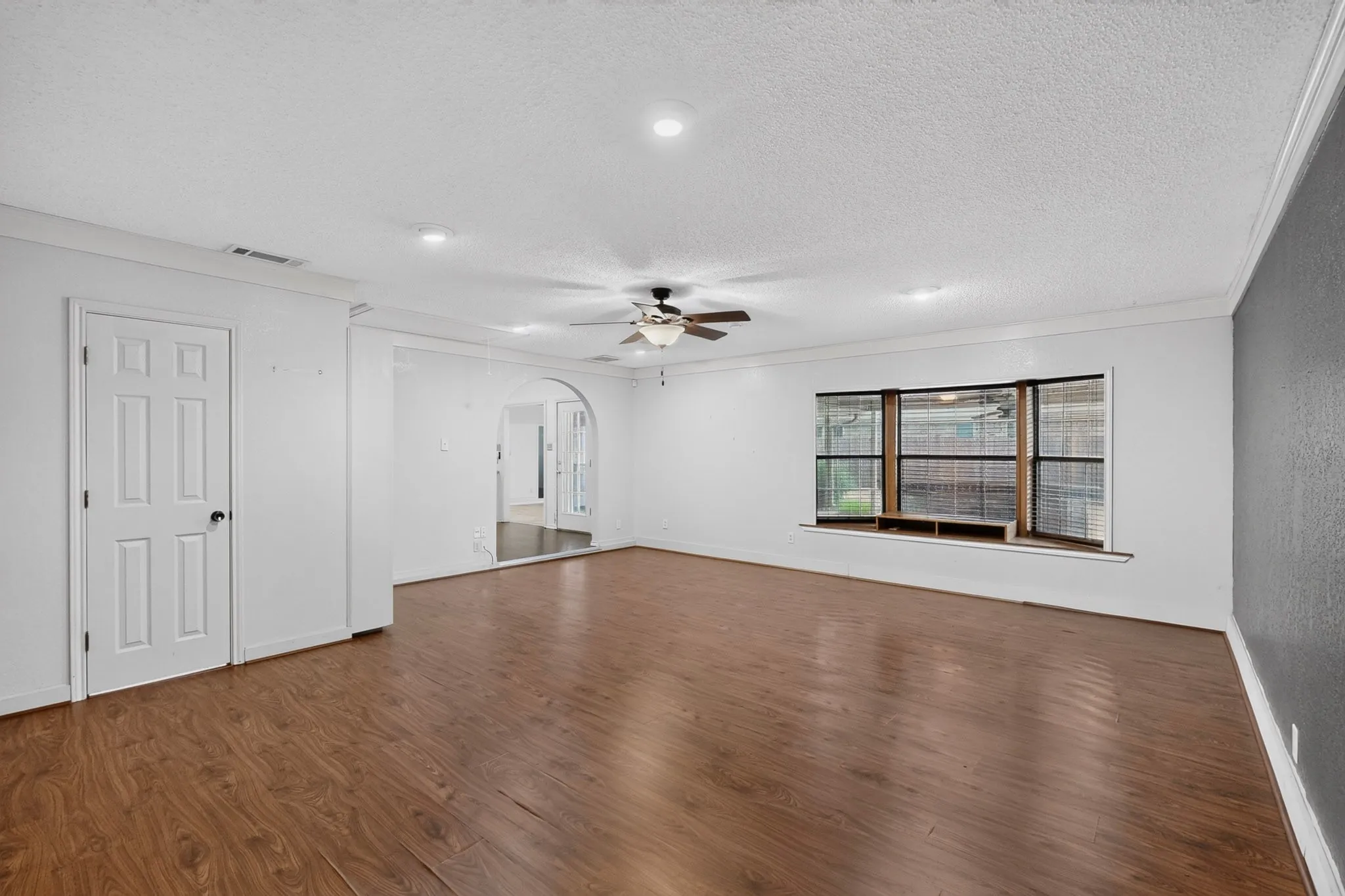 Single Family Residence For Sale in Tarrant County , 137 Brushy Mound Road, Burleson, Texas 76028, 3 Bedroom, 2 Bathroom, 2 Garage spaces, 2,356 Sqft, built in 1986, mls#21316973, Real Estate Agent in Burleson, Homes For Sale in Tarrant county, Homes For Sale in Burleson, Realtor in Burleson Texas, Real Estate Brokerage Independent Realty Texas, Luminita Cordes Realtor