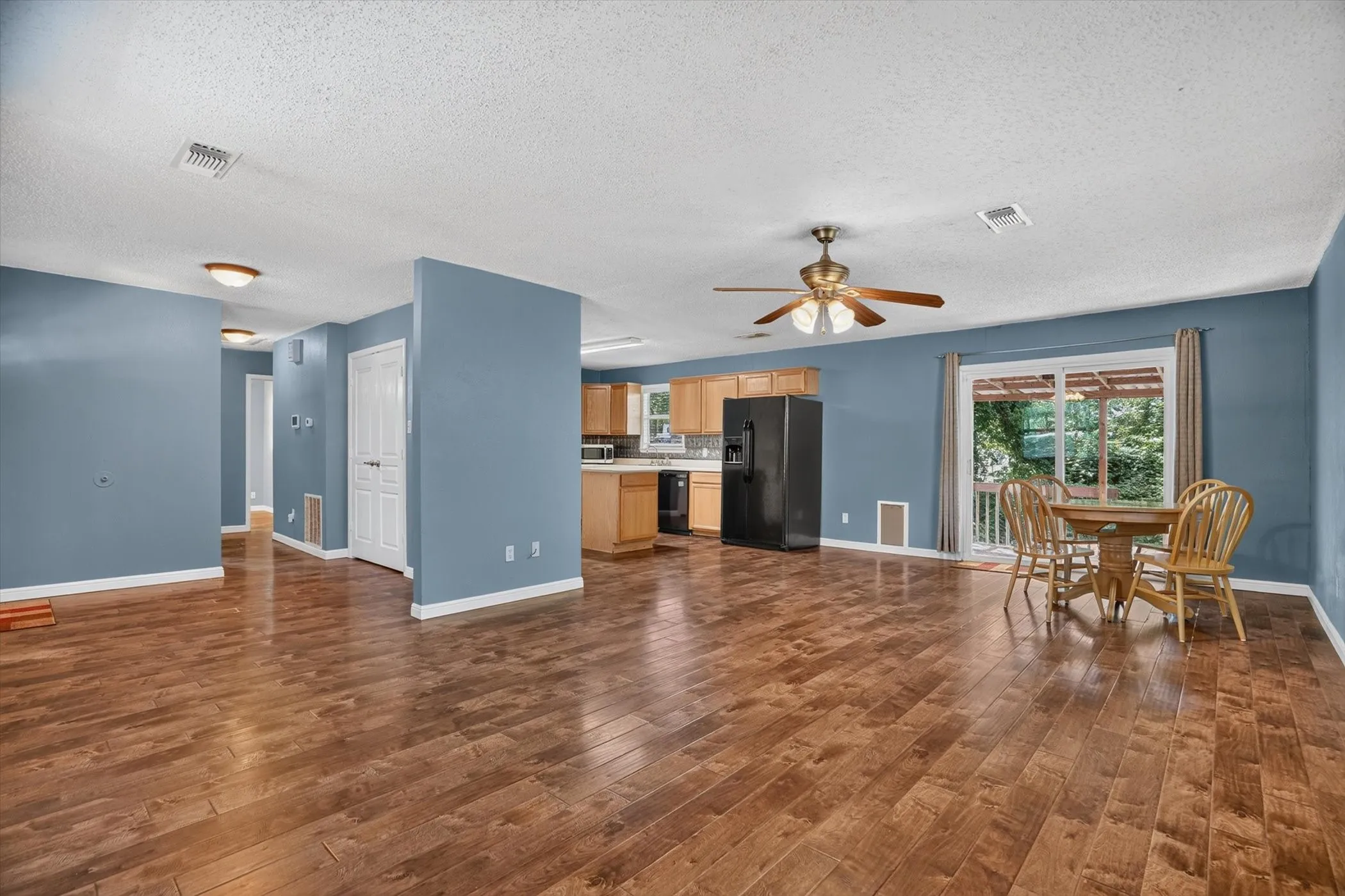 Single Family Residence For Sale in Hood County , 427 Whippoorwill Drive, Granbury, Texas 76049, 2 Bedroom, 1 Bathroom, Garage spaces, 1,056 Sqft, built in 1978, mls#21313903, Real Estate Agent in Granbury, Homes For Sale in Hood county, Homes For Sale in Granbury, Realtor in Granbury Texas, Real Estate Brokerage Independent Realty Texas, Luminita Cordes Realtor