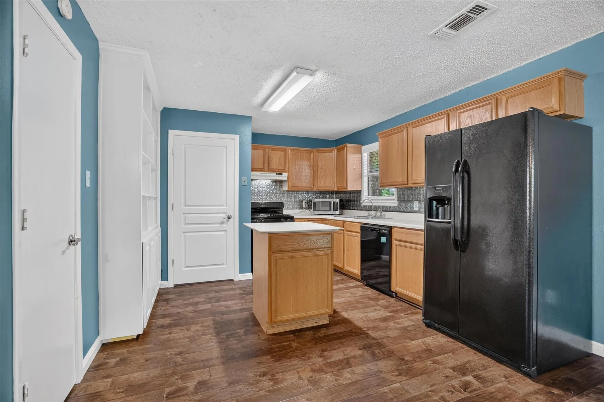 Single Family Residence For Sale in Hood County , 427 Whippoorwill Drive, Granbury, Texas 76049, 2 Bedroom, 1 Bathroom, Garage spaces, 1,056 Sqft, built in 1978, mls#21313903, Real Estate Agent in Granbury, Homes For Sale in Hood county, Homes For Sale in Granbury, Realtor in Granbury Texas, Real Estate Brokerage Independent Realty Texas, Luminita Cordes Realtor