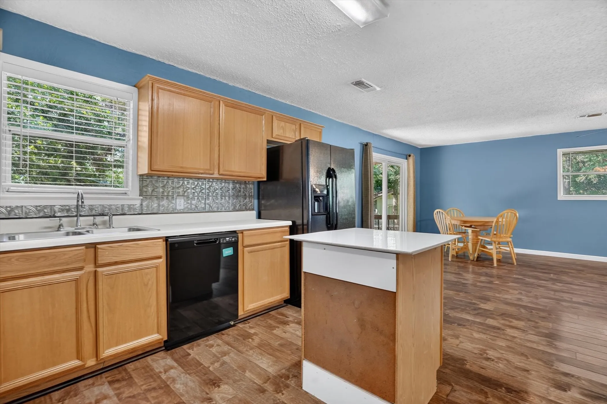 Single Family Residence For Sale in Hood County , 427 Whippoorwill Drive, Granbury, Texas 76049, 2 Bedroom, 1 Bathroom, Garage spaces, 1,056 Sqft, built in 1978, mls#21313903, Real Estate Agent in Granbury, Homes For Sale in Hood county, Homes For Sale in Granbury, Realtor in Granbury Texas, Real Estate Brokerage Independent Realty Texas, Luminita Cordes Realtor