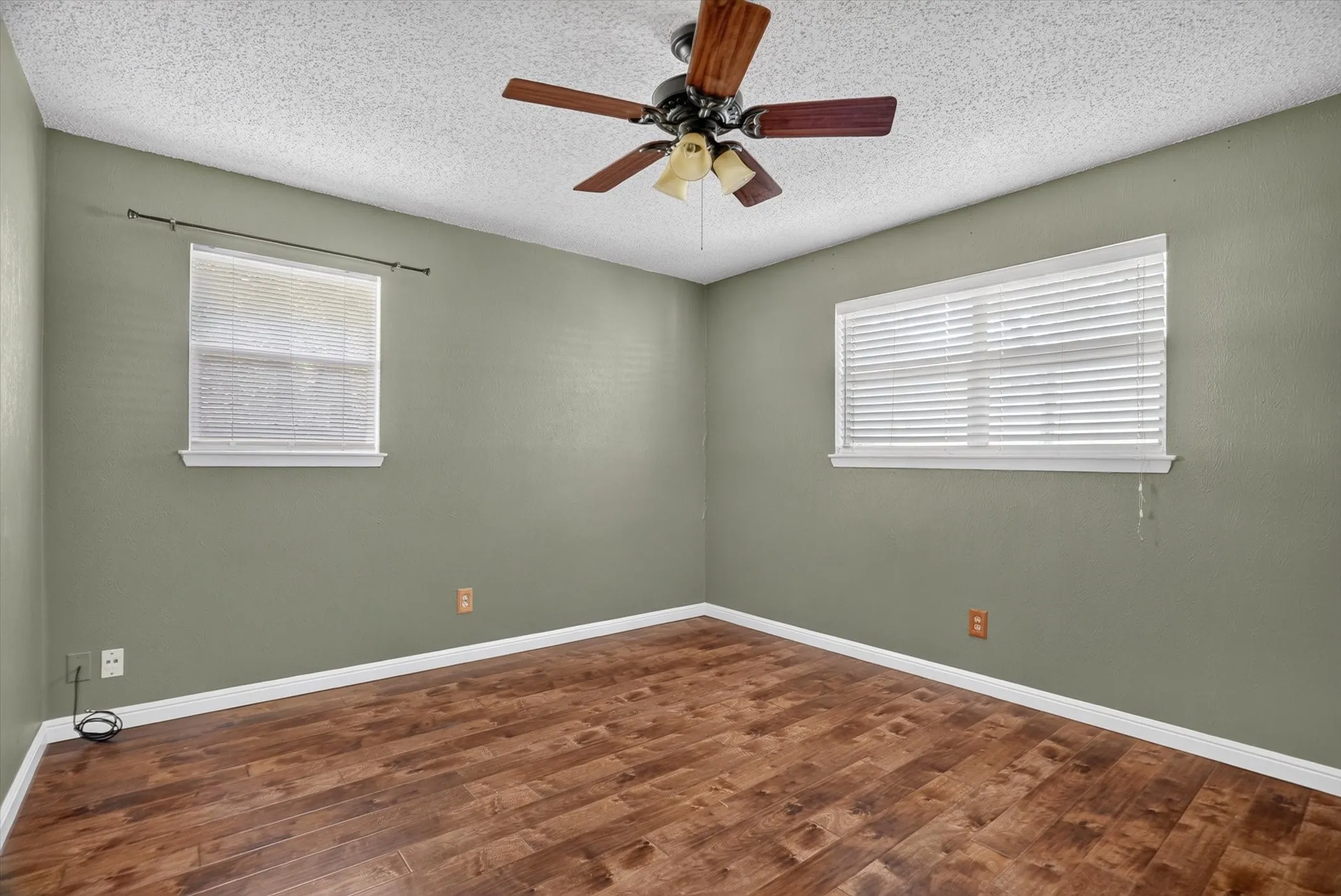 Single Family Residence For Sale in Hood County , 427 Whippoorwill Drive, Granbury, Texas 76049, 2 Bedroom, 1 Bathroom, Garage spaces, 1,056 Sqft, built in 1978, mls#21313903, Real Estate Agent in Granbury, Homes For Sale in Hood county, Homes For Sale in Granbury, Realtor in Granbury Texas, Real Estate Brokerage Independent Realty Texas, Luminita Cordes Realtor