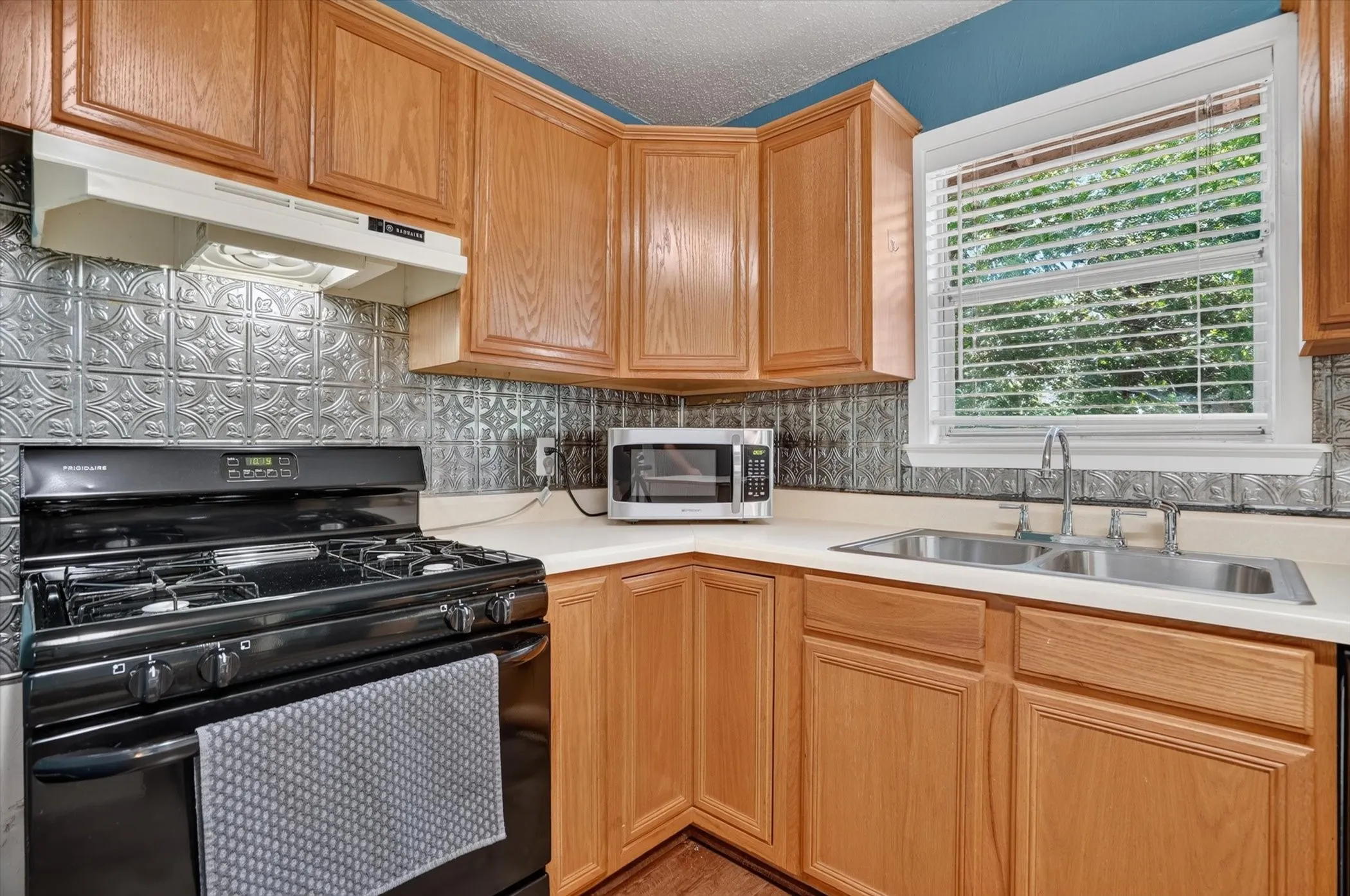 Single Family Residence For Sale in Hood County , 427 Whippoorwill Drive, Granbury, Texas 76049, 2 Bedroom, 1 Bathroom, Garage spaces, 1,056 Sqft, built in 1978, mls#21313903, Real Estate Agent in Granbury, Homes For Sale in Hood county, Homes For Sale in Granbury, Realtor in Granbury Texas, Real Estate Brokerage Independent Realty Texas, Luminita Cordes Realtor