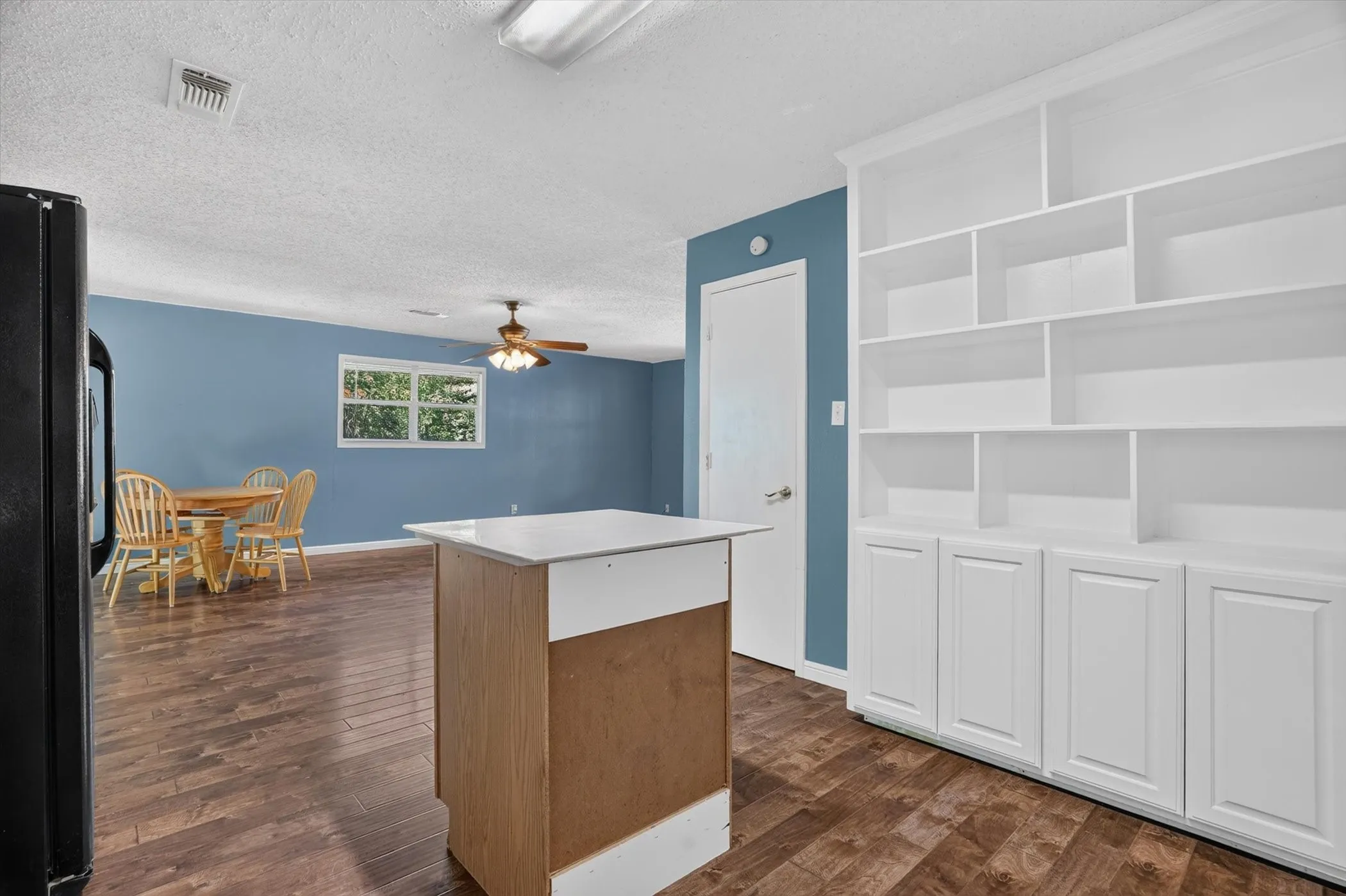 Single Family Residence For Sale in Hood County , 427 Whippoorwill Drive, Granbury, Texas 76049, 2 Bedroom, 1 Bathroom, Garage spaces, 1,056 Sqft, built in 1978, mls#21313903, Real Estate Agent in Granbury, Homes For Sale in Hood county, Homes For Sale in Granbury, Realtor in Granbury Texas, Real Estate Brokerage Independent Realty Texas, Luminita Cordes Realtor