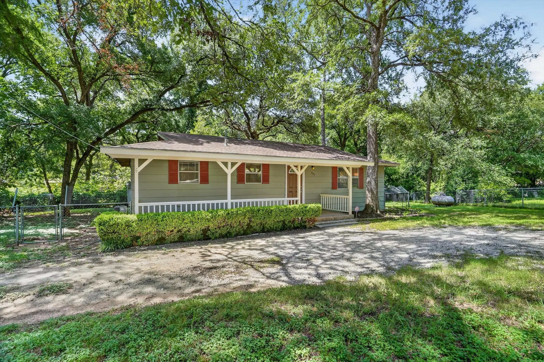 Single Family Residence For Sale in Hood County , 427 Whippoorwill Drive, Granbury, Texas 76049, 2 Bedroom, 1 Bathroom, Garage spaces, 1,056 Sqft, built in 1978, mls#21313903, Real Estate Agent in Granbury, Homes For Sale in Hood county, Homes For Sale in Granbury, Realtor in Granbury Texas, Real Estate Brokerage Independent Realty Texas, Luminita Cordes Realtor