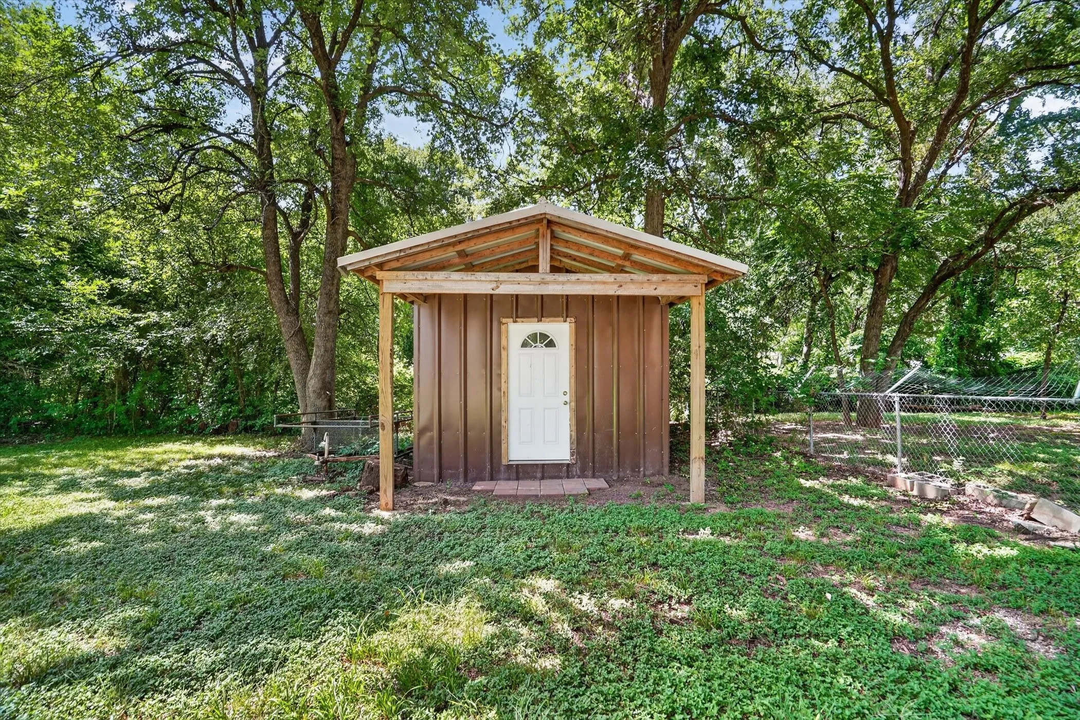 Single Family Residence For Sale in Hood County , 427 Whippoorwill Drive, Granbury, Texas 76049, 2 Bedroom, 1 Bathroom, Garage spaces, 1,056 Sqft, built in 1978, mls#21313903, Real Estate Agent in Granbury, Homes For Sale in Hood county, Homes For Sale in Granbury, Realtor in Granbury Texas, Real Estate Brokerage Independent Realty Texas, Luminita Cordes Realtor
