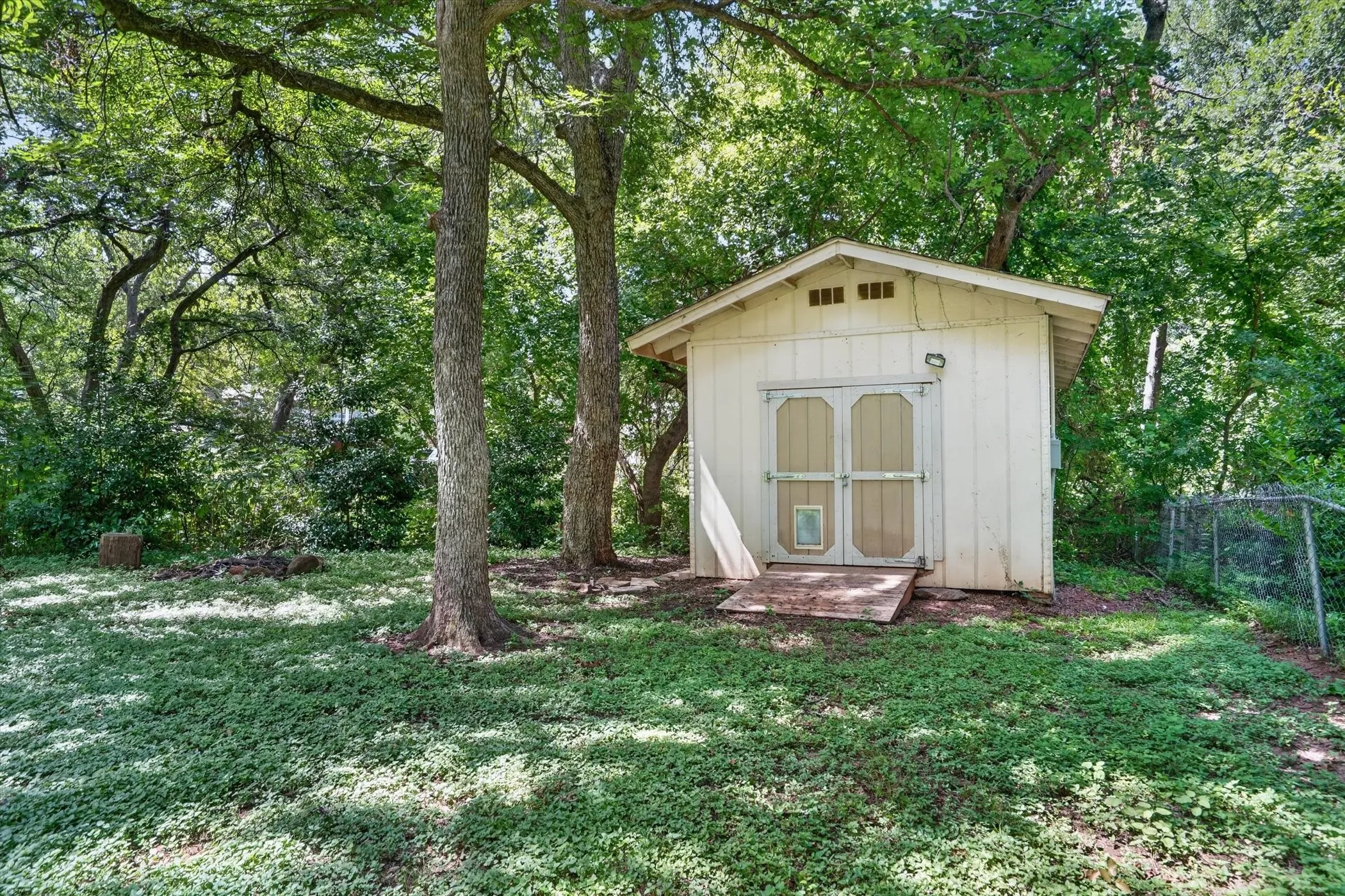 Single Family Residence For Sale in Hood County , 427 Whippoorwill Drive, Granbury, Texas 76049, 2 Bedroom, 1 Bathroom, Garage spaces, 1,056 Sqft, built in 1978, mls#21313903, Real Estate Agent in Granbury, Homes For Sale in Hood county, Homes For Sale in Granbury, Realtor in Granbury Texas, Real Estate Brokerage Independent Realty Texas, Luminita Cordes Realtor